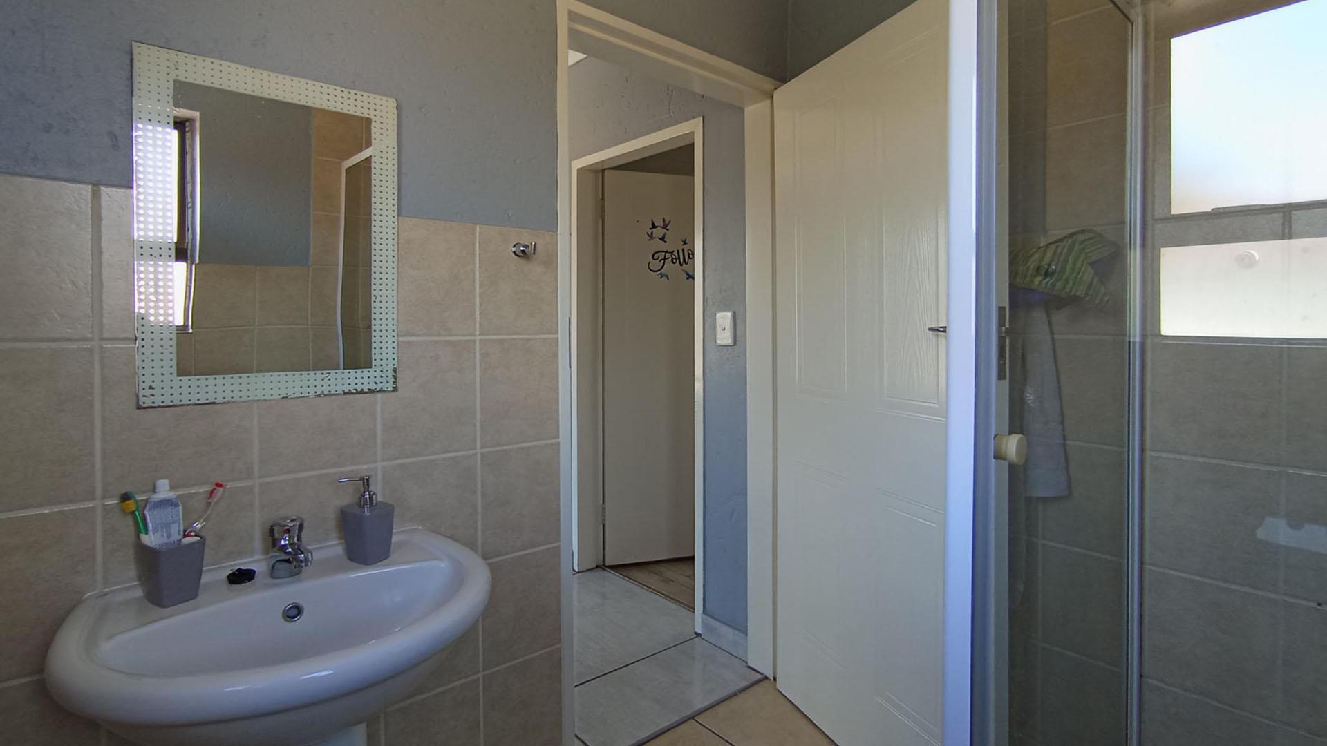 Bathroom 1 - 4 square meters of property in Noordwyk