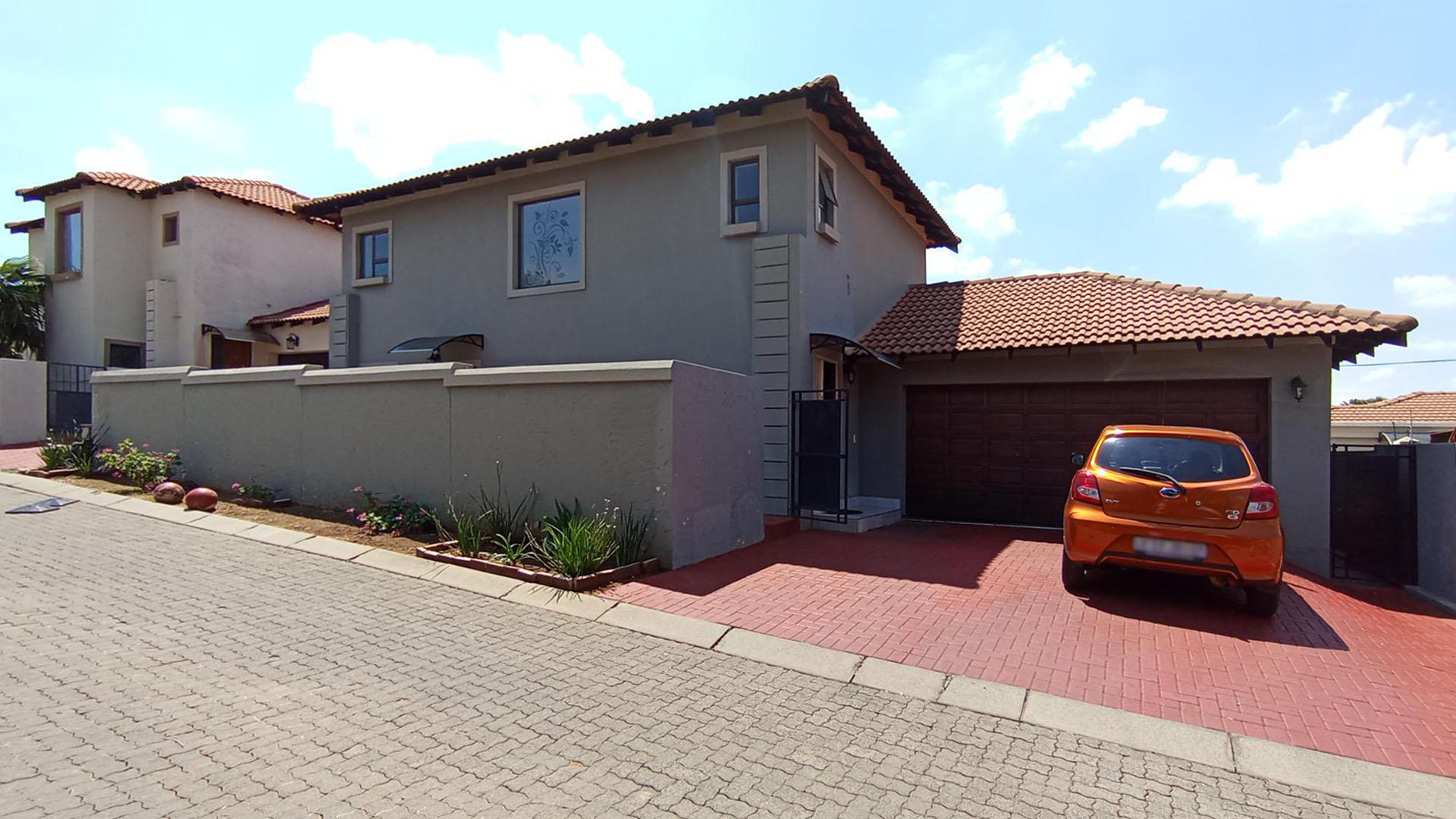 Front View of property in Noordwyk