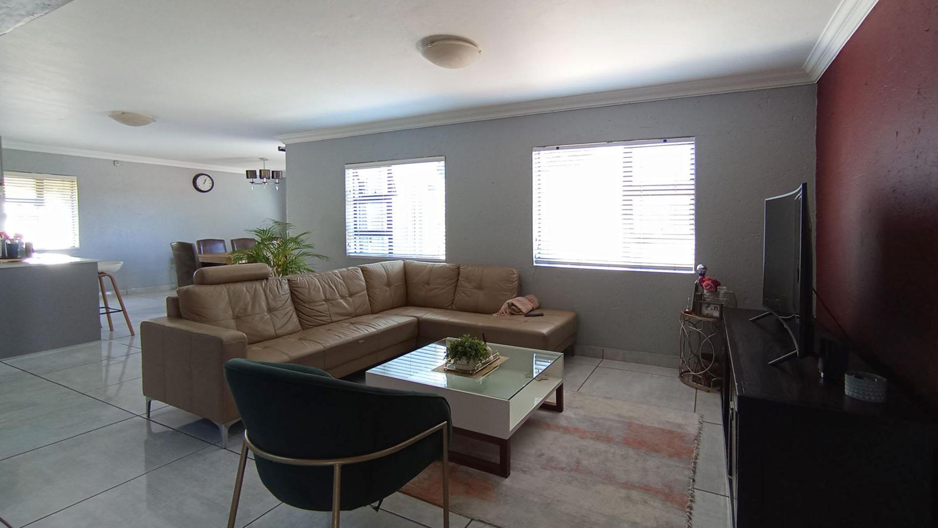 Lounges - 25 square meters of property in Noordwyk