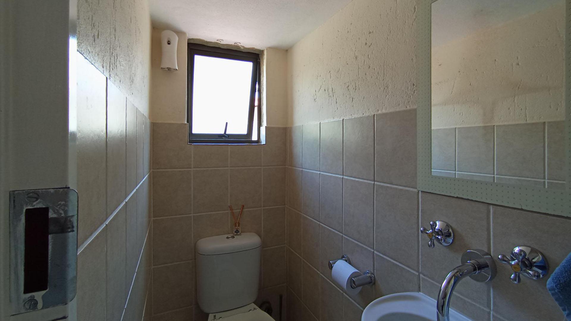 Guest Toilet - 2 square meters of property in Noordwyk