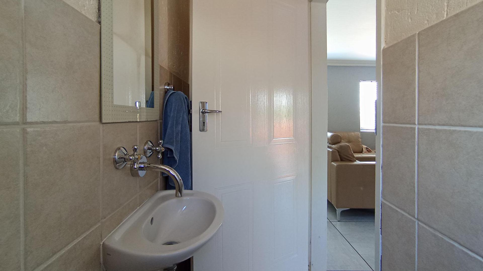 Guest Toilet - 2 square meters of property in Noordwyk