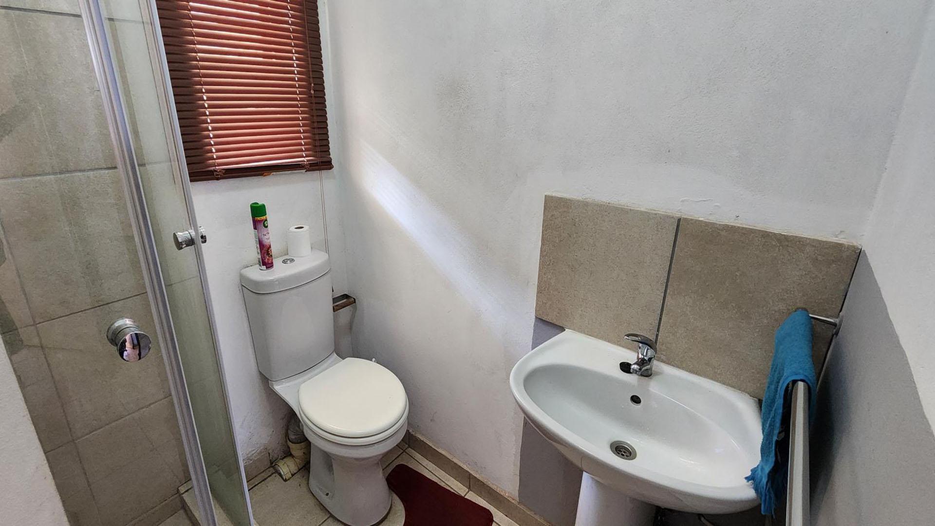 Bathroom 1 - 4 square meters of property in Witfield