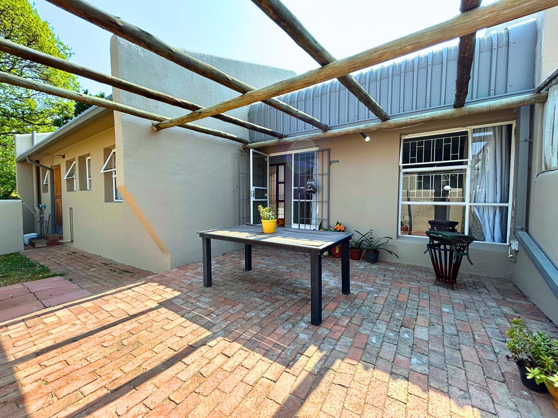  of property in Die Hoewes