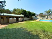  of property in Die Hoewes