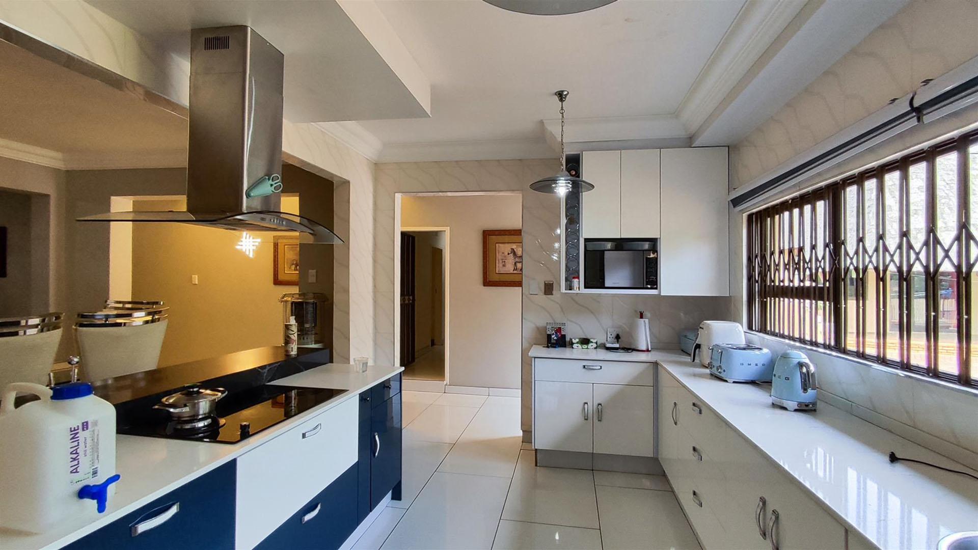 Kitchen - 11 square meters of property in Brackenhurst