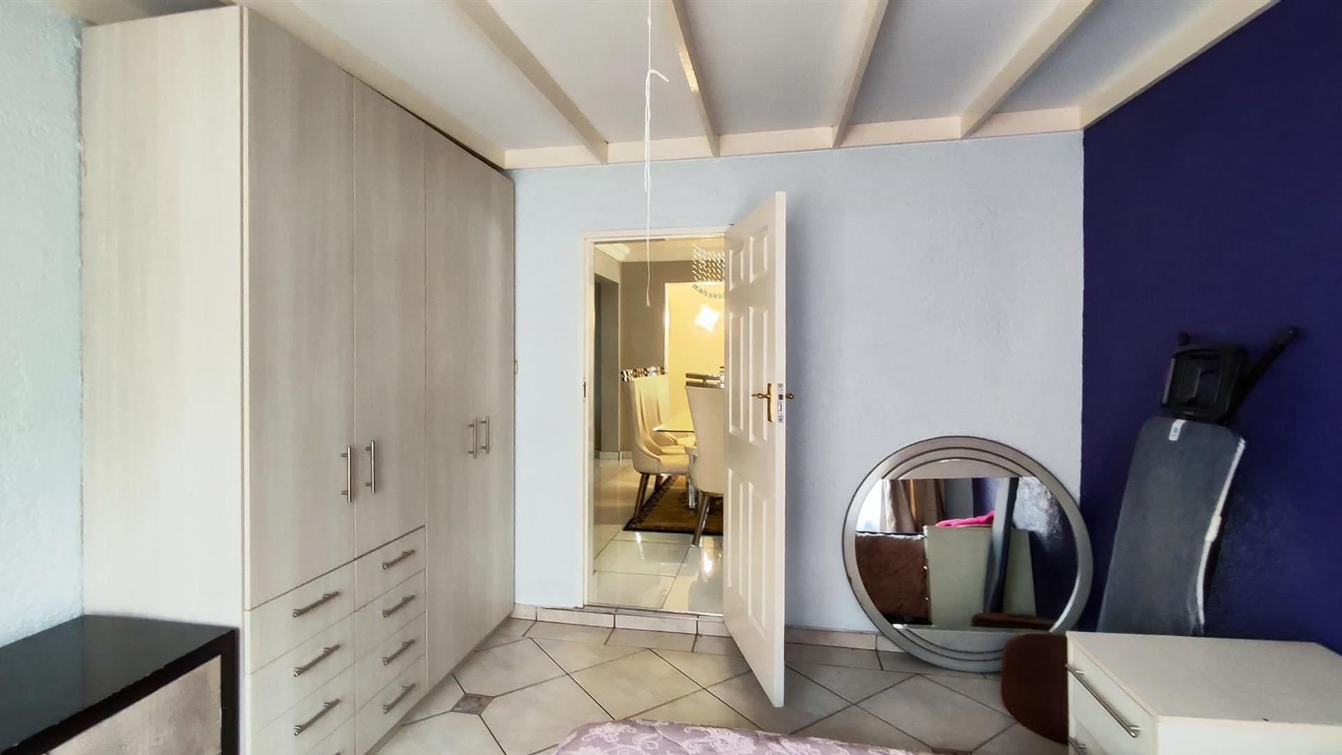 Bed Room 1 - 9 square meters of property in Brackenhurst