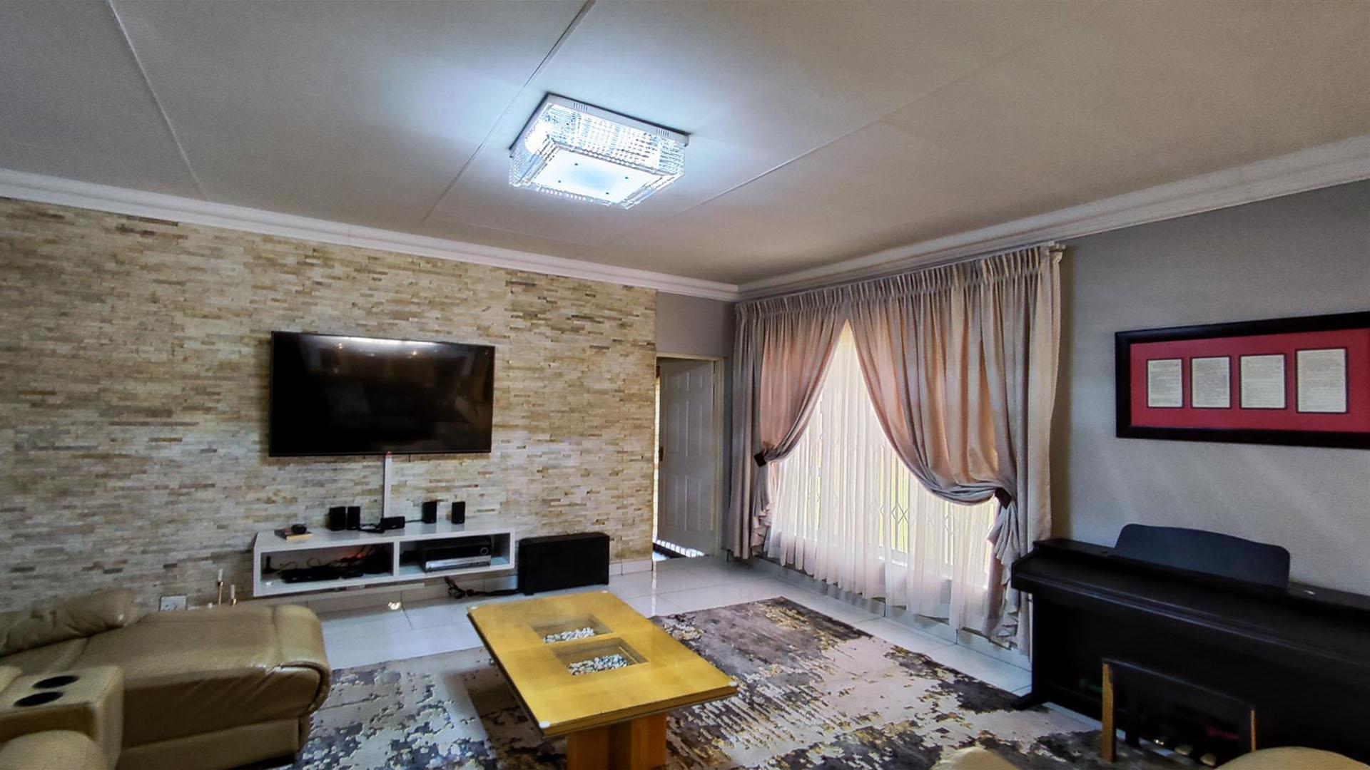 Lounges - 50 square meters of property in Brackenhurst