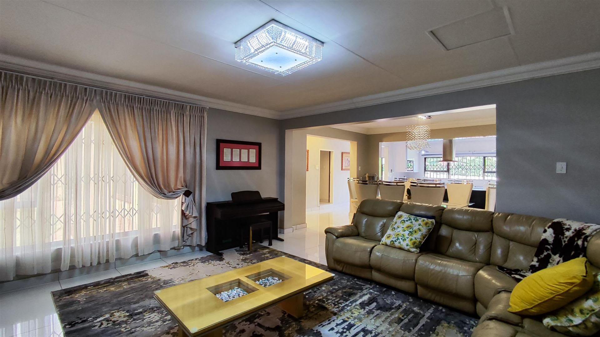 Lounges - 50 square meters of property in Brackenhurst