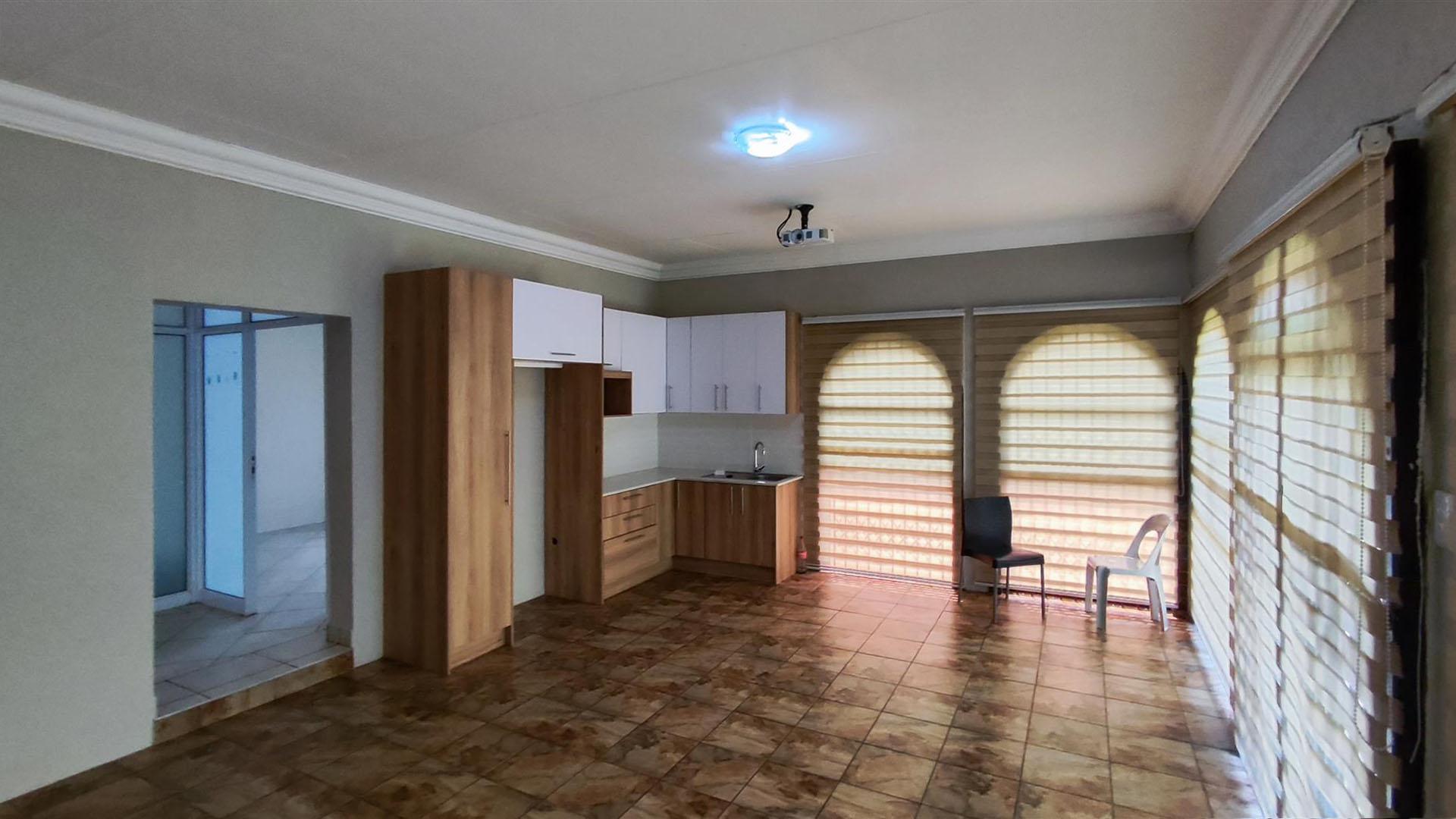 Lounges - 50 square meters of property in Brackenhurst