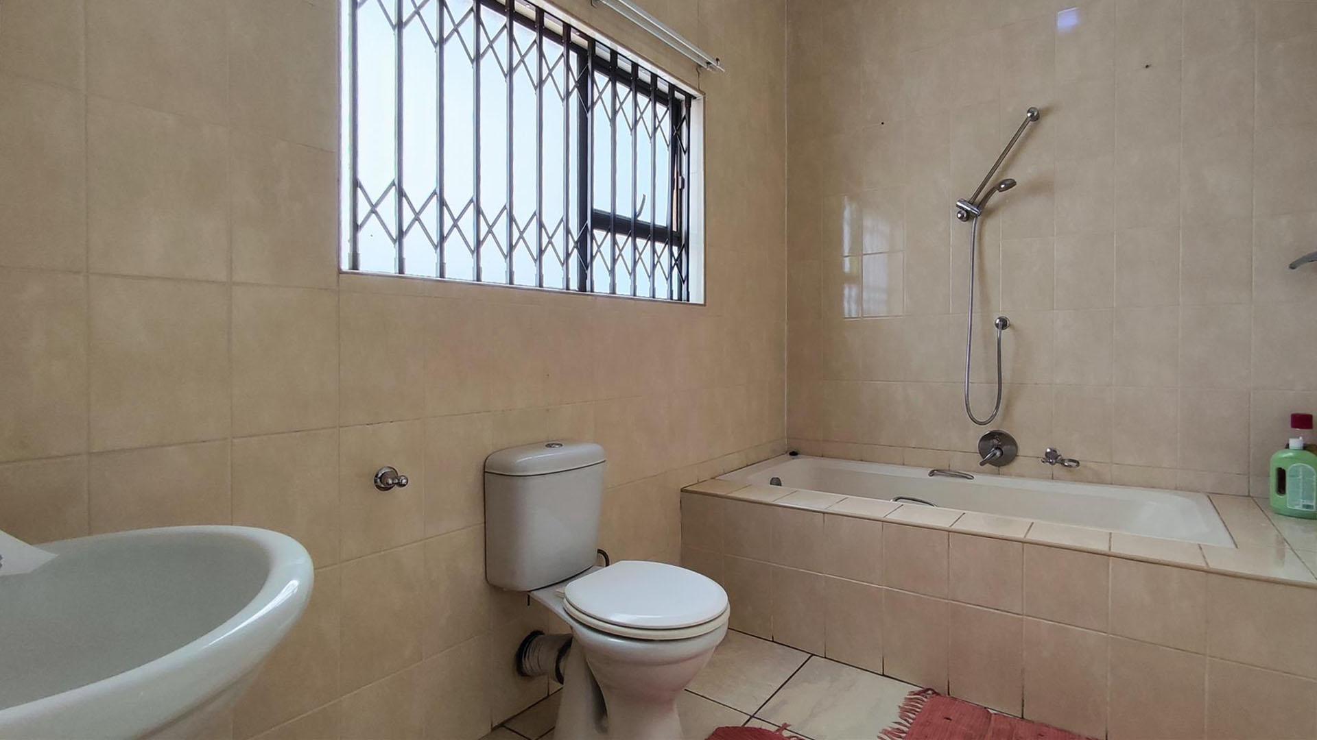 Bathroom 1 - 4 square meters of property in Brackenhurst