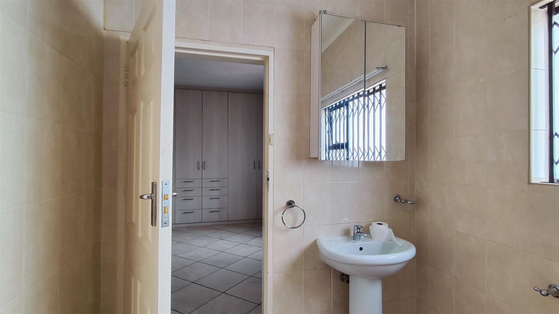 Bathroom 1 - 4 square meters of property in Brackenhurst