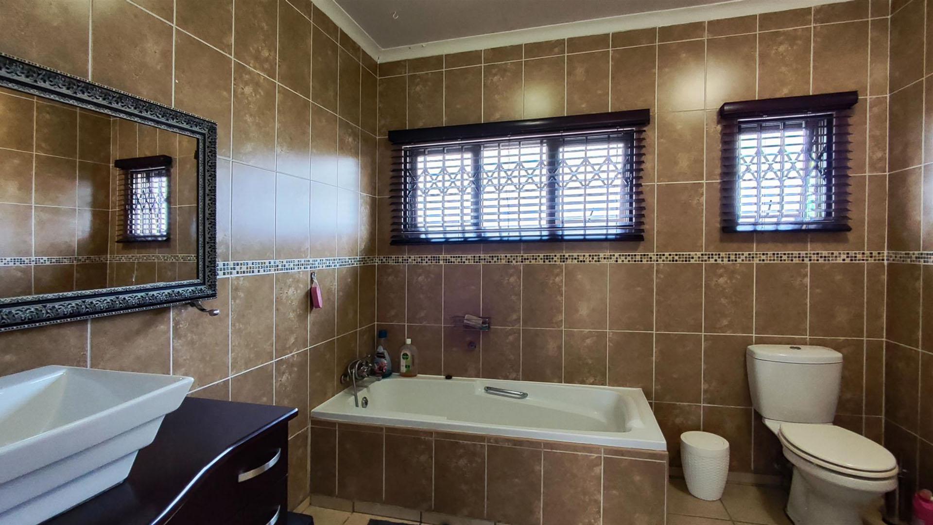Bathroom 2 - 5 square meters of property in Brackenhurst