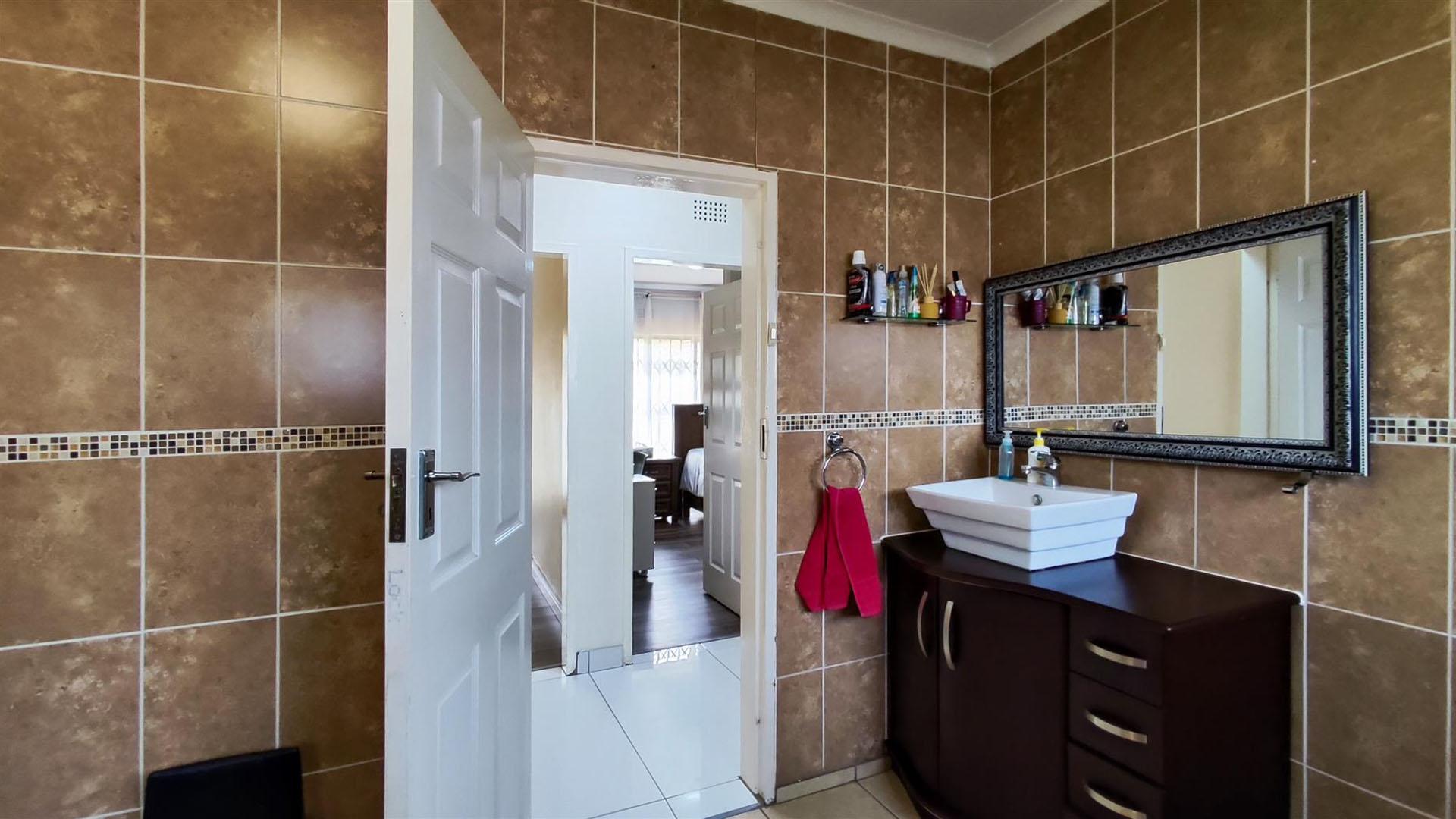 Bathroom 2 - 5 square meters of property in Brackenhurst
