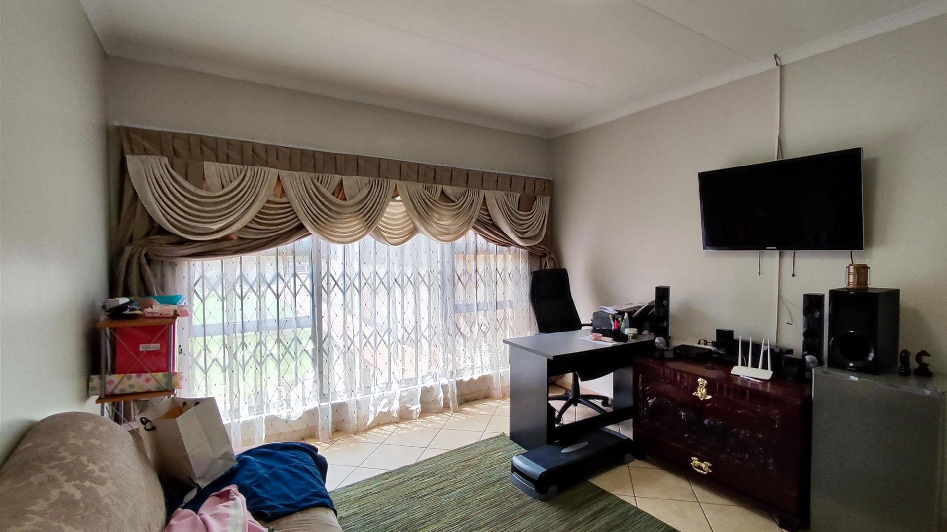 Lounges - 50 square meters of property in Brackenhurst