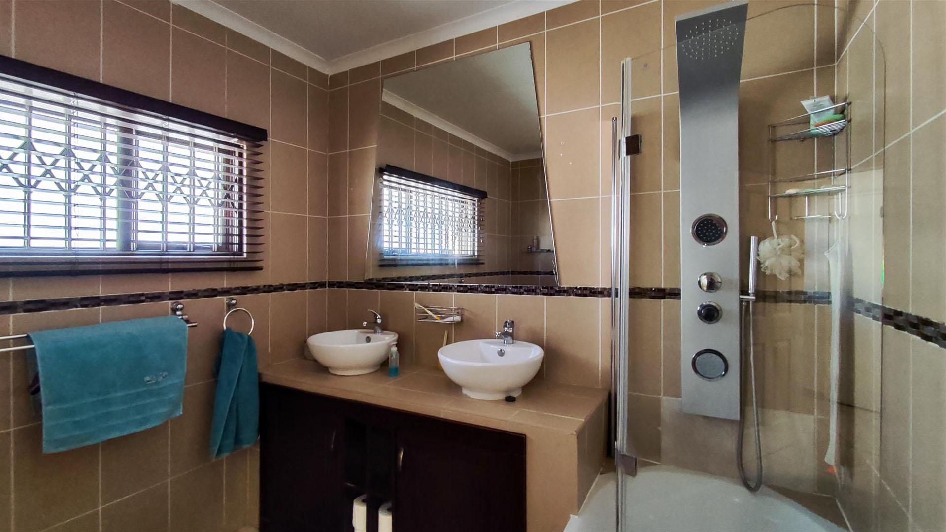 Main Bathroom - 5 square meters of property in Brackenhurst