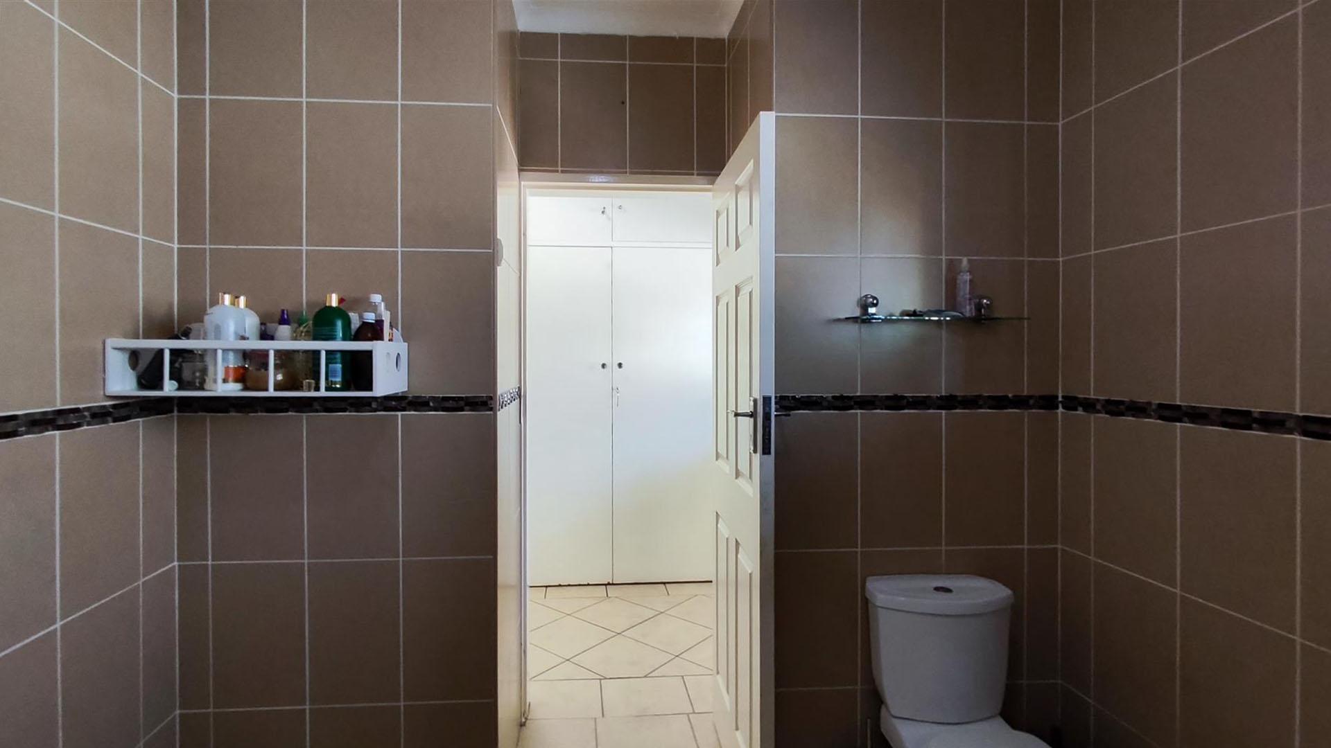 Main Bathroom - 5 square meters of property in Brackenhurst