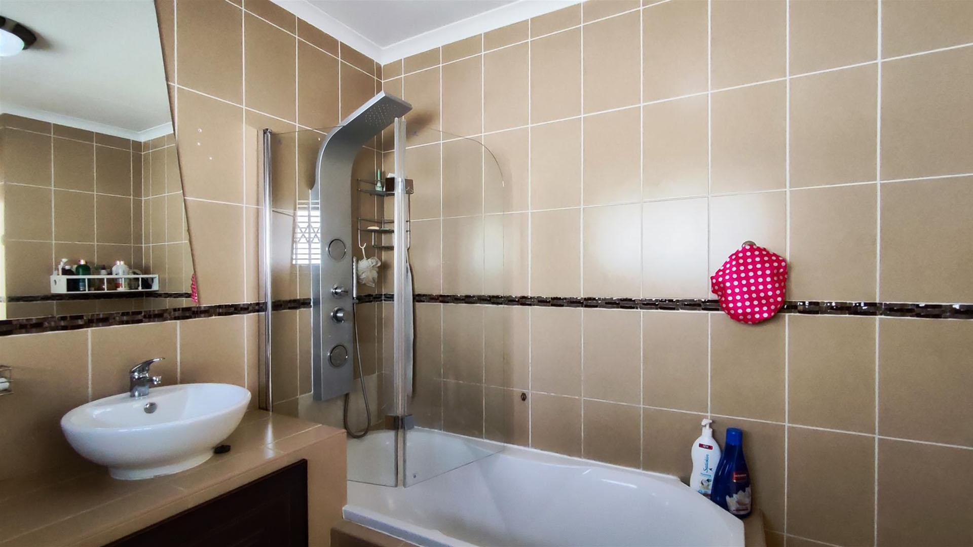 Main Bathroom - 5 square meters of property in Brackenhurst