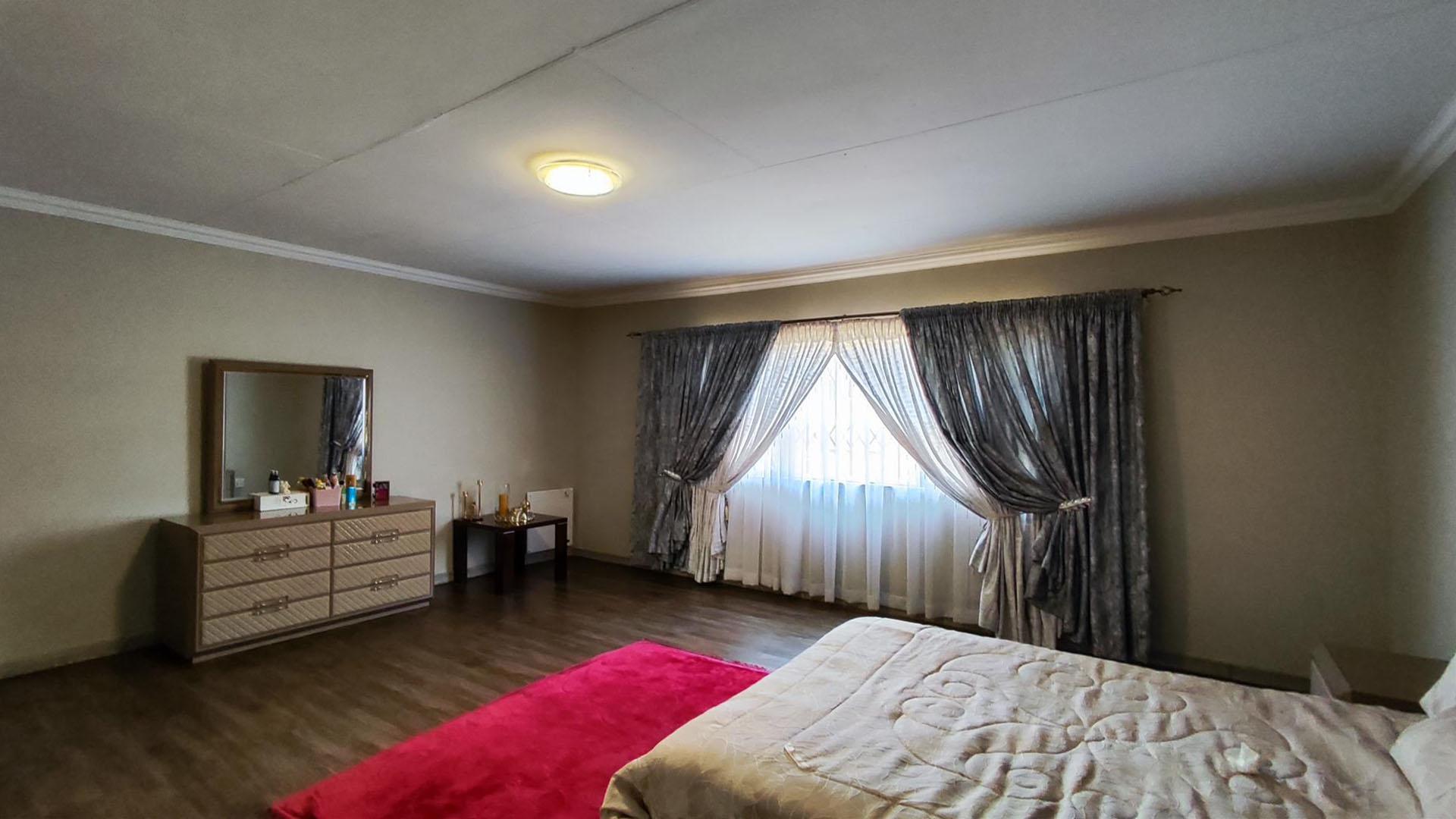 Main Bedroom - 25 square meters of property in Brackenhurst