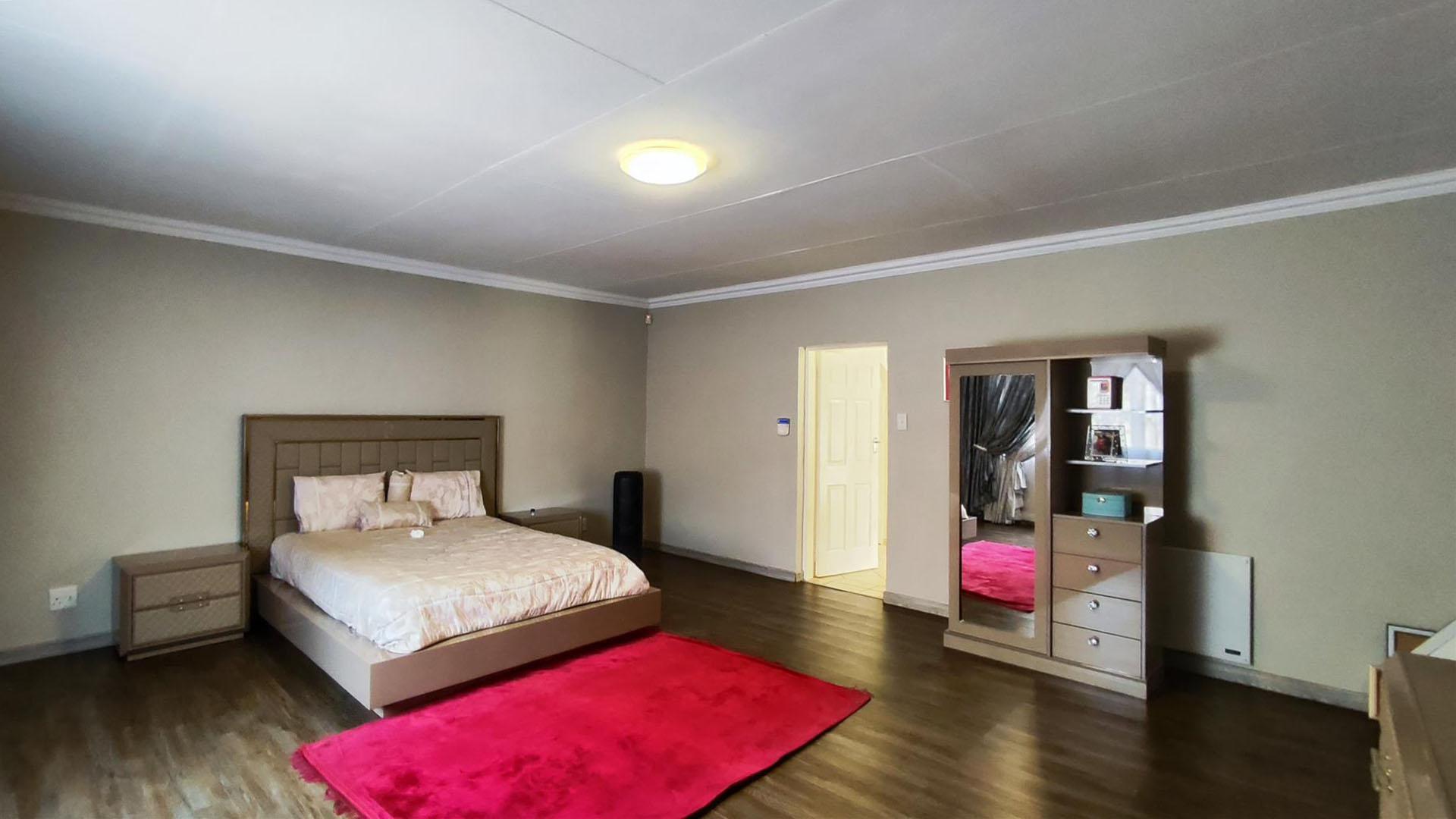 Main Bedroom - 25 square meters of property in Brackenhurst