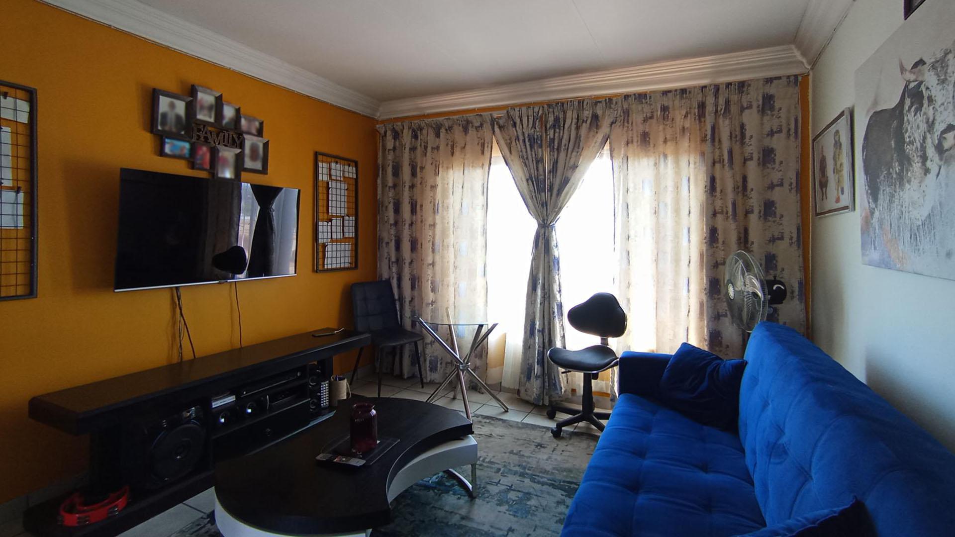 Lounges - 17 square meters of property in Pretoria North