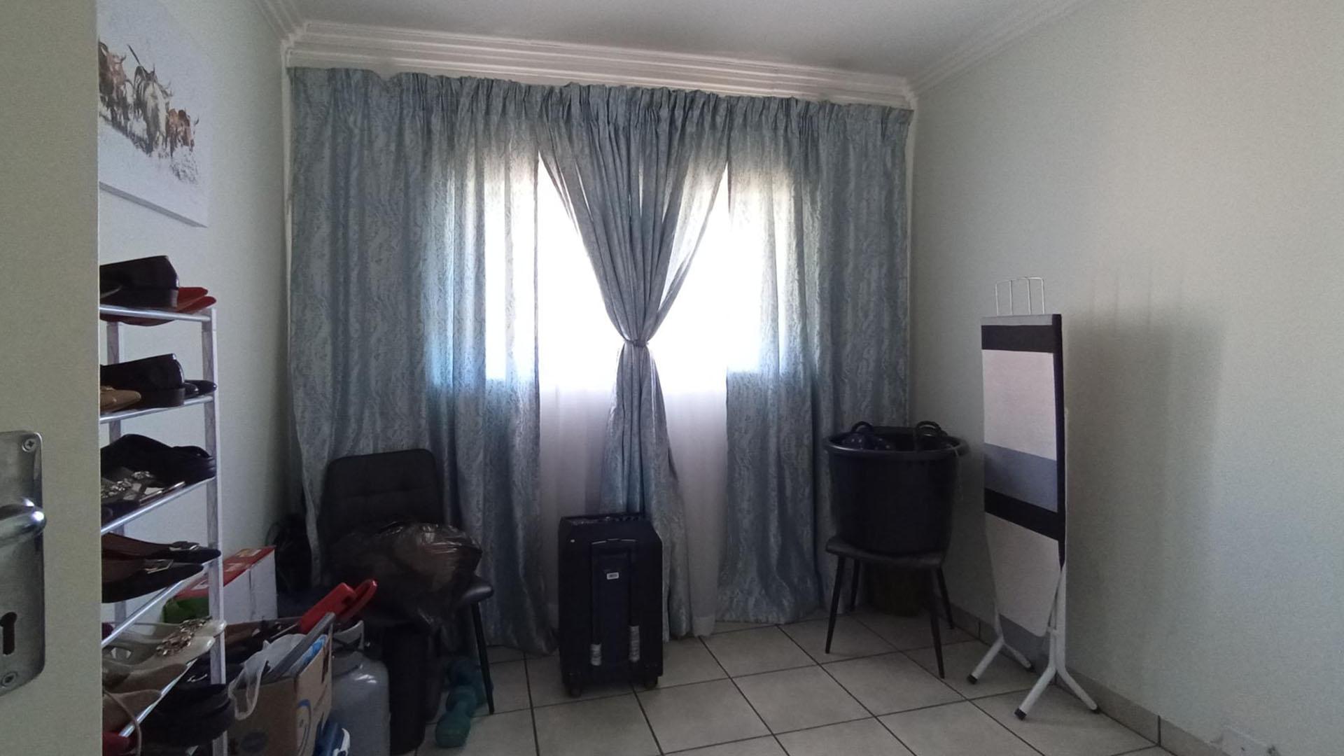 Bed Room 2 - 10 square meters of property in Pretoria North