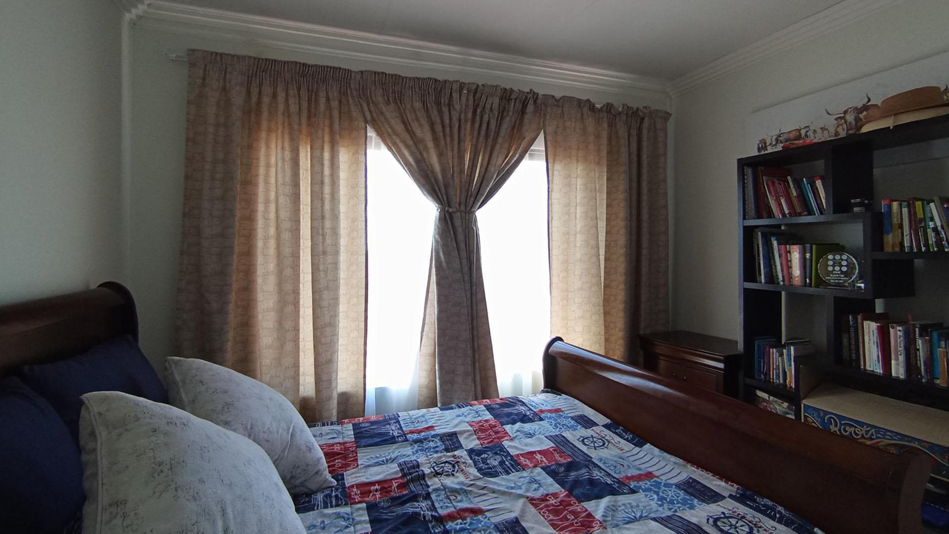 Bed Room 1 - 12 square meters of property in Pretoria North