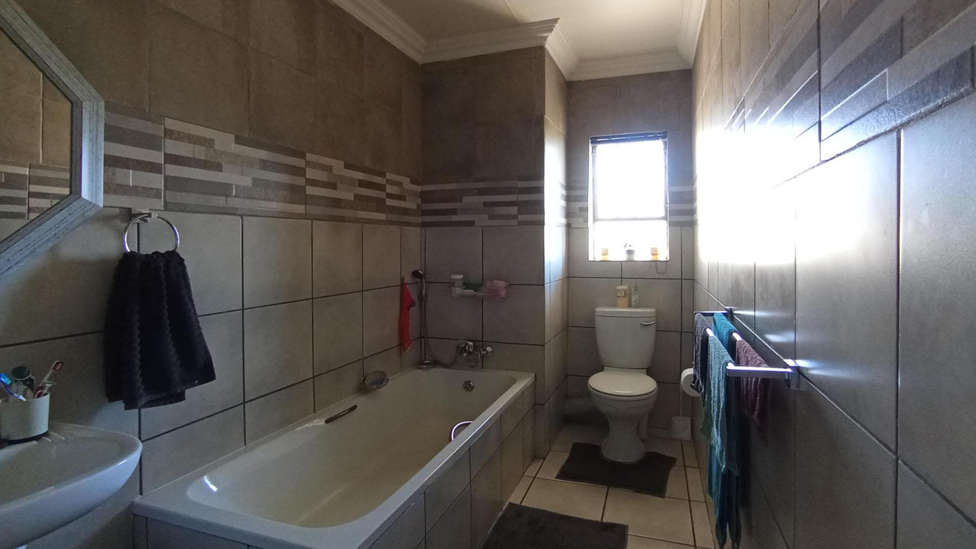 Bathroom 1 - 8 square meters of property in Pretoria North