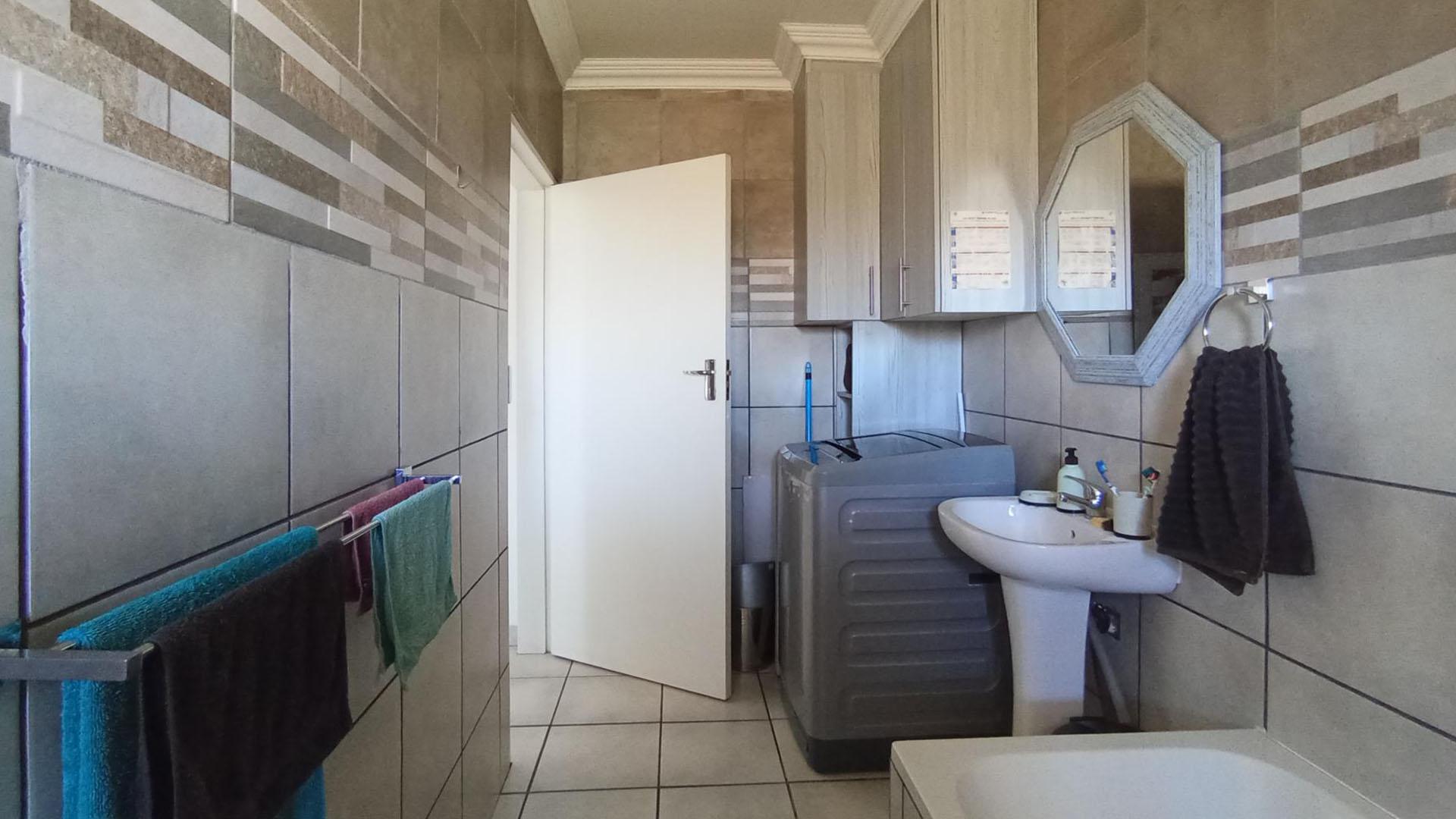 Bathroom 1 - 8 square meters of property in Pretoria North