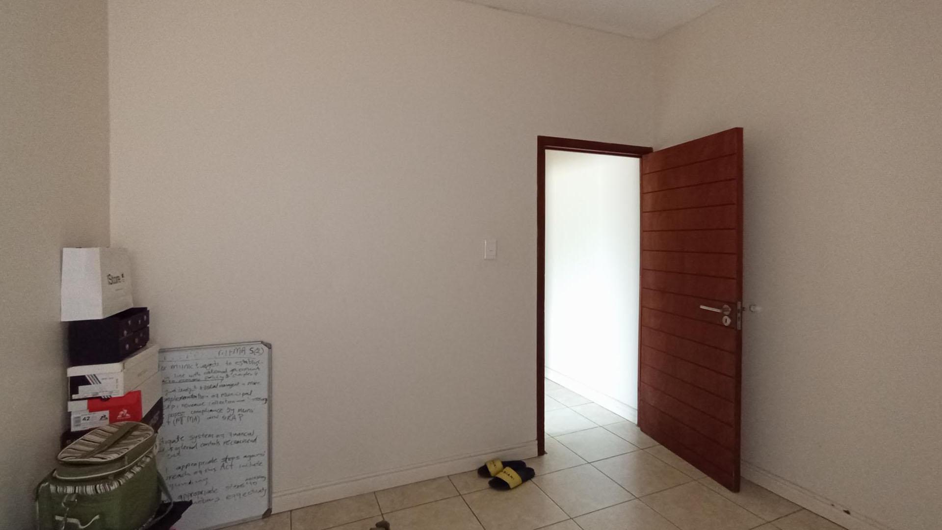 Bed Room 1 - 12 square meters of property in Pretorius Park