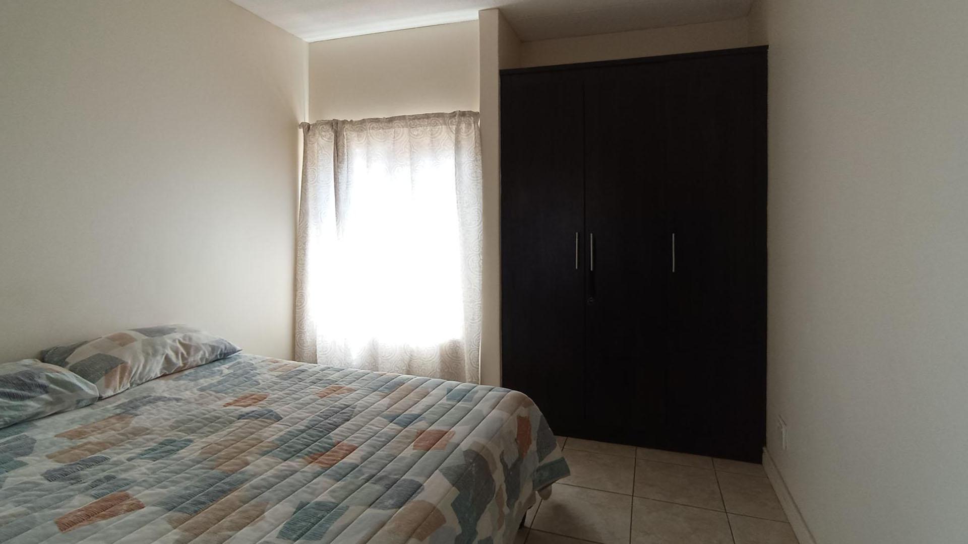 Main Bedroom - 15 square meters of property in Pretorius Park