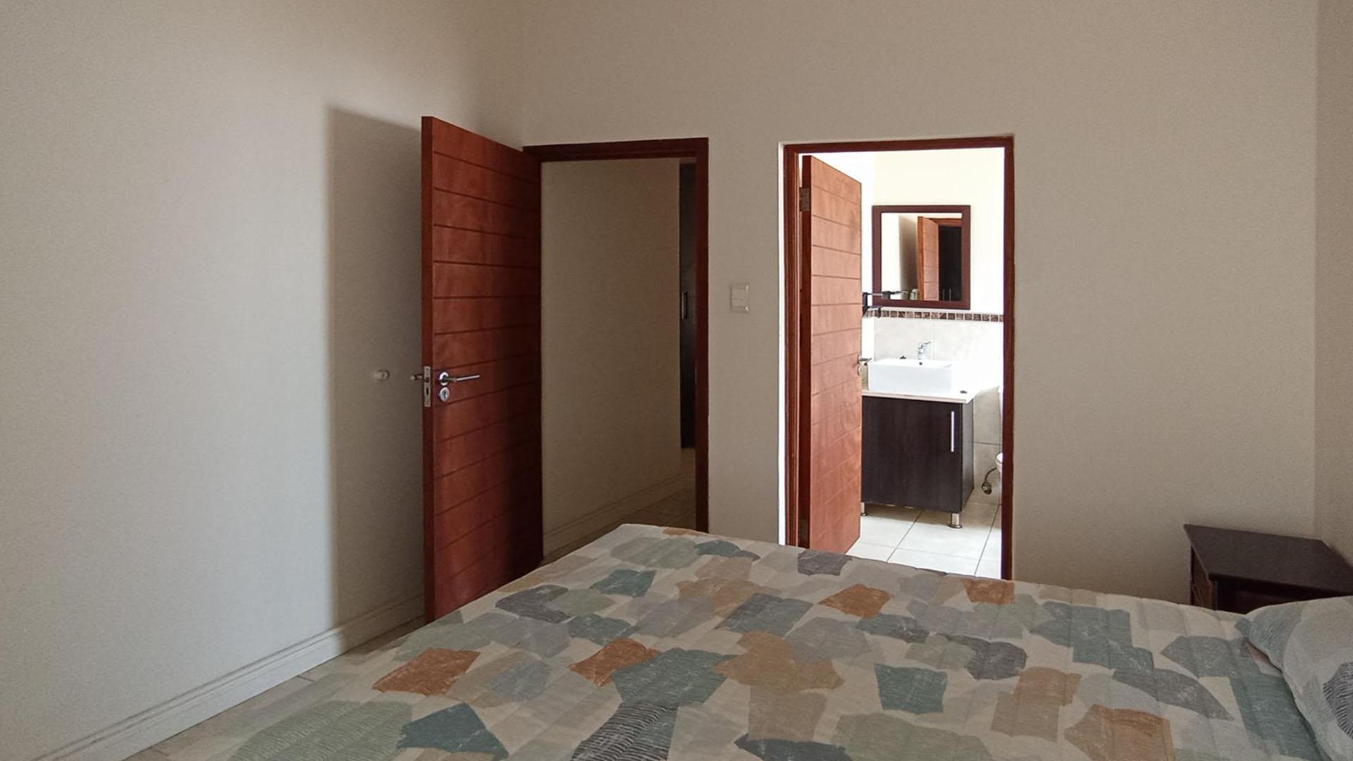 Main Bedroom - 15 square meters of property in Pretorius Park