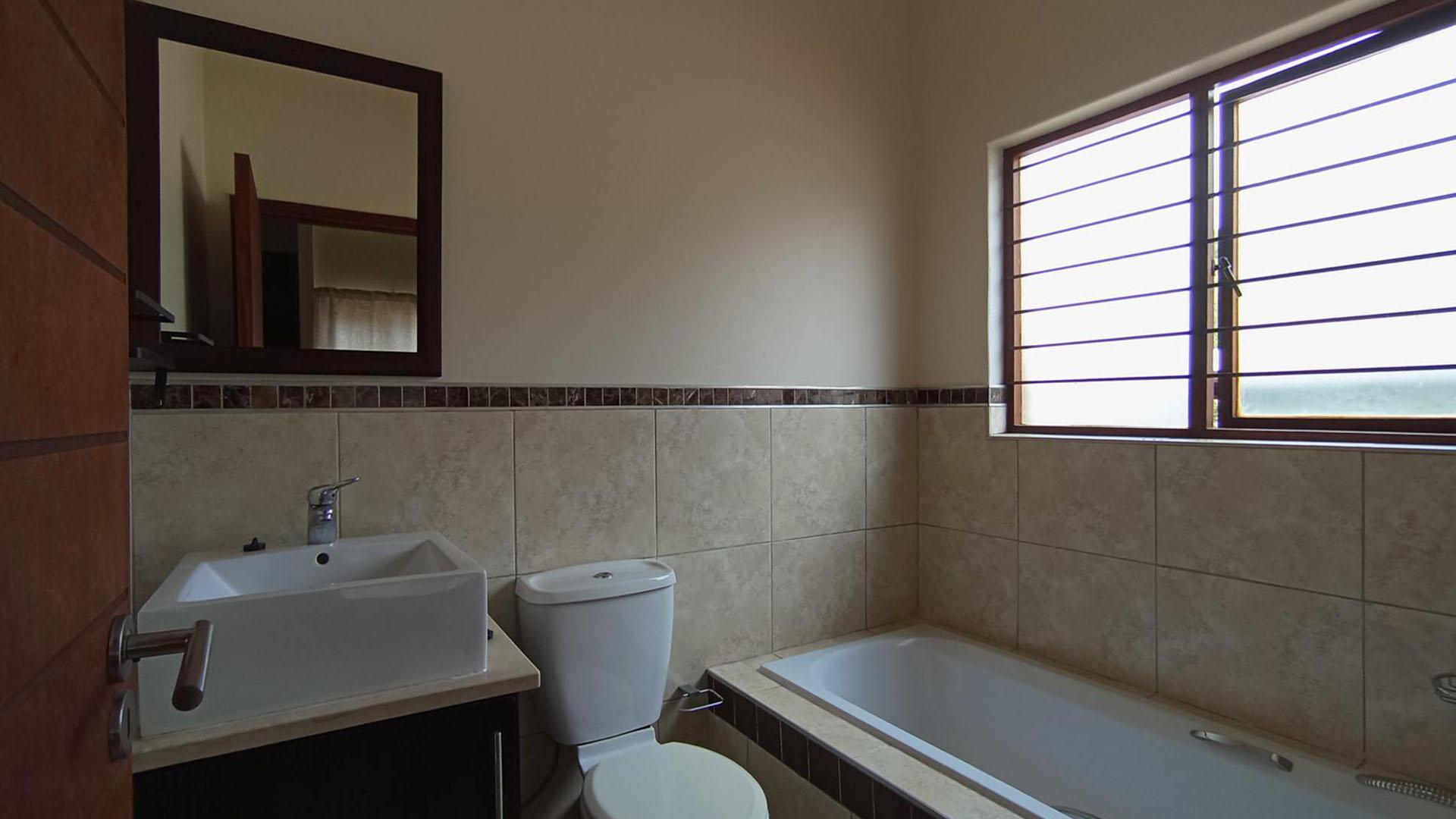 Main Bathroom - 5 square meters of property in Pretorius Park