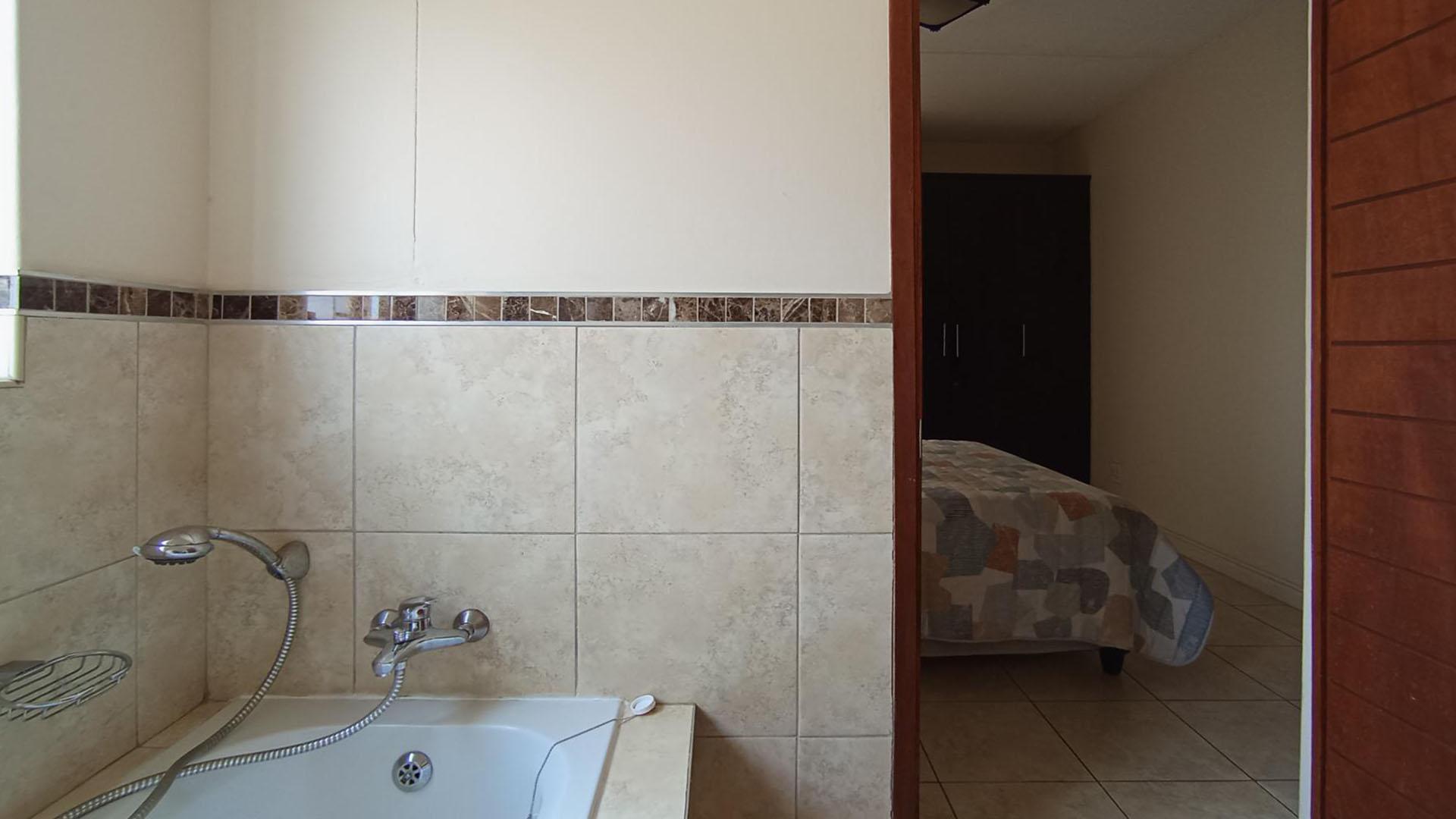 Main Bathroom - 5 square meters of property in Pretorius Park