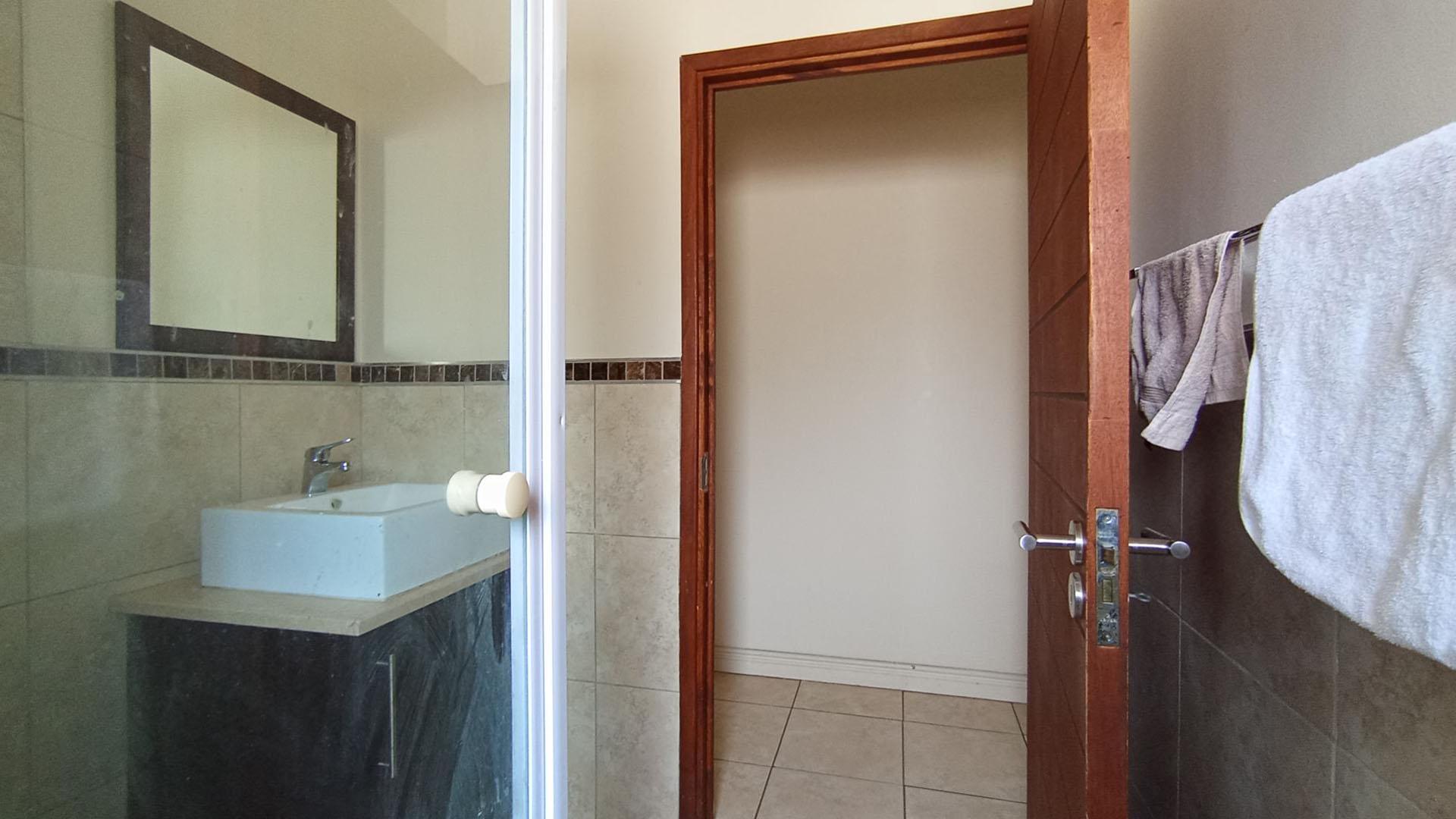 Bathroom 1 - 5 square meters of property in Pretorius Park