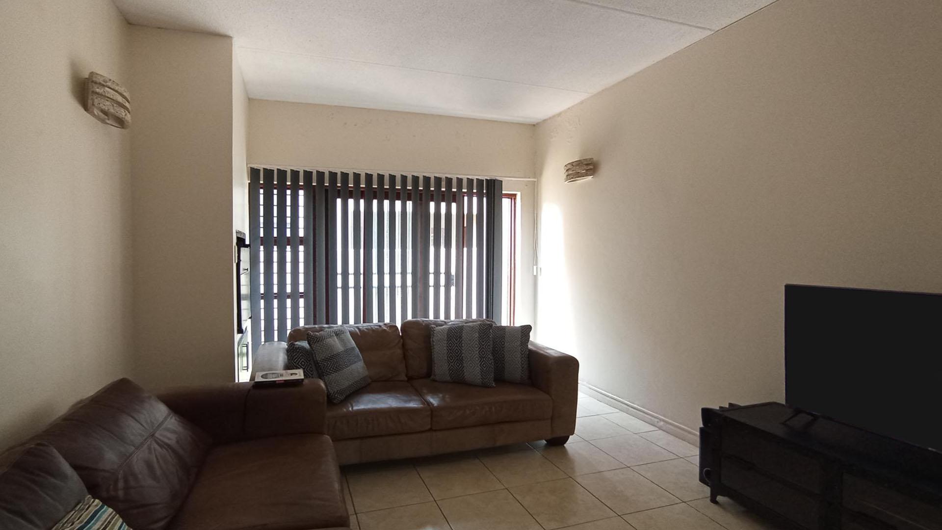 Lounges - 26 square meters of property in Pretorius Park