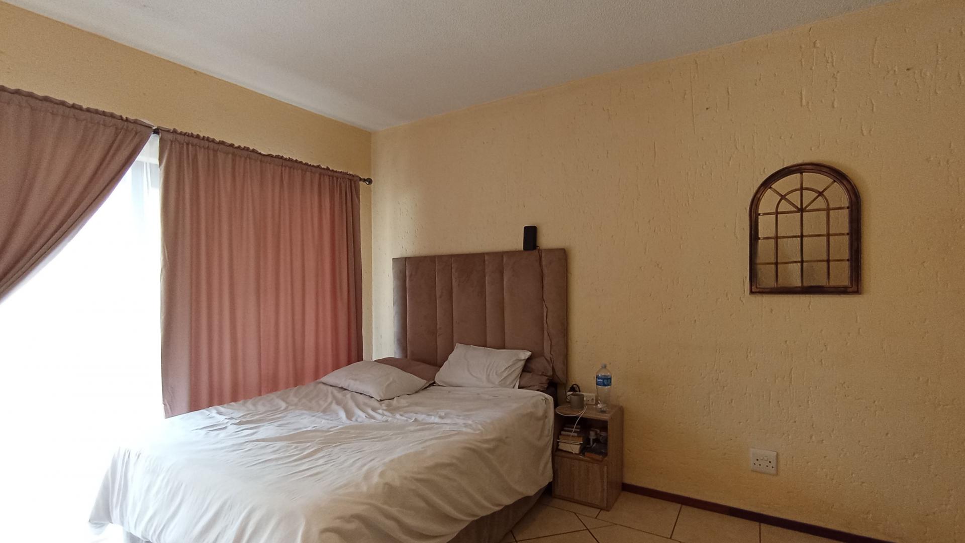 Bed Room 1 - 16 square meters of property in Lone Hill