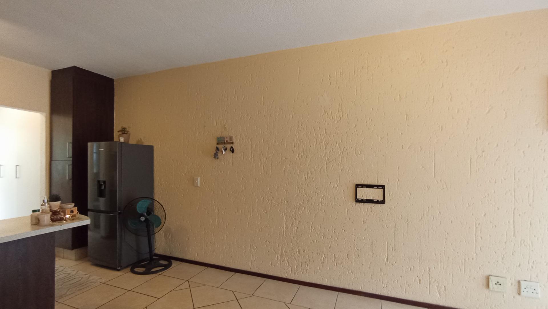 Bed Room 1 - 16 square meters of property in Lone Hill