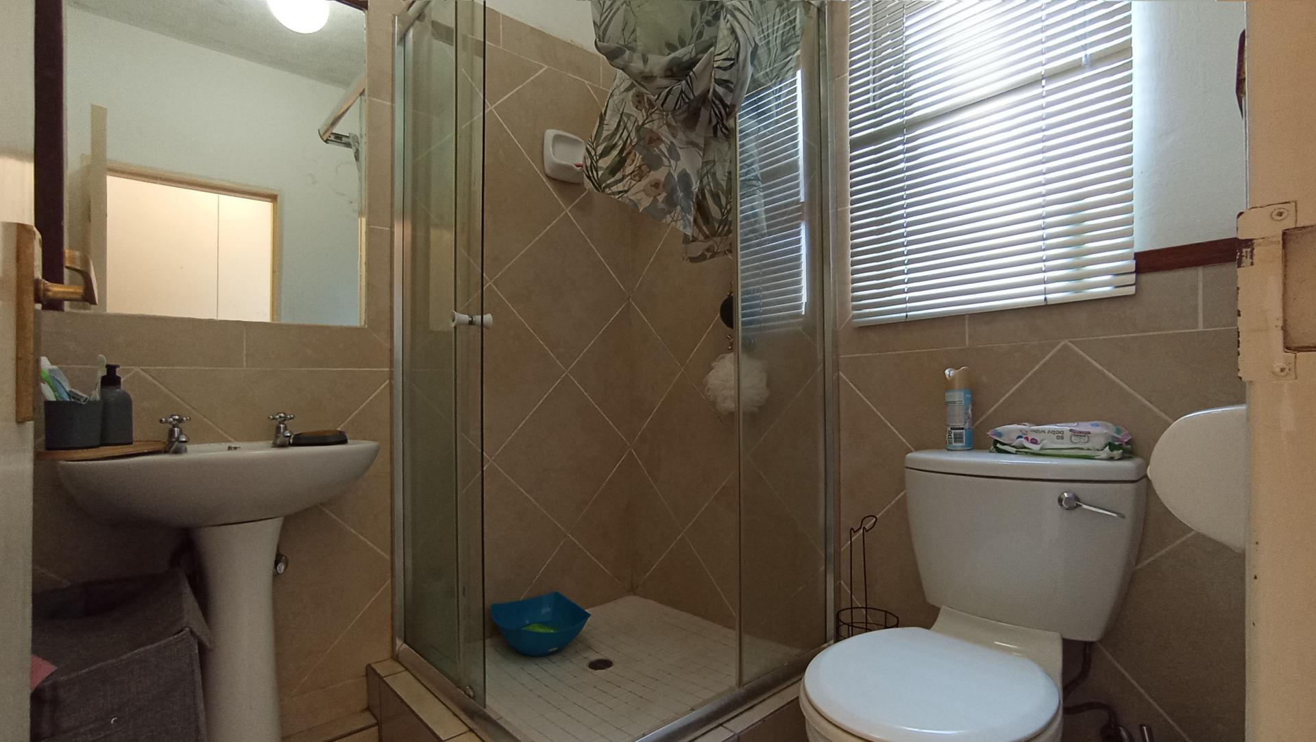 Bathroom 1 - 4 square meters of property in Lone Hill