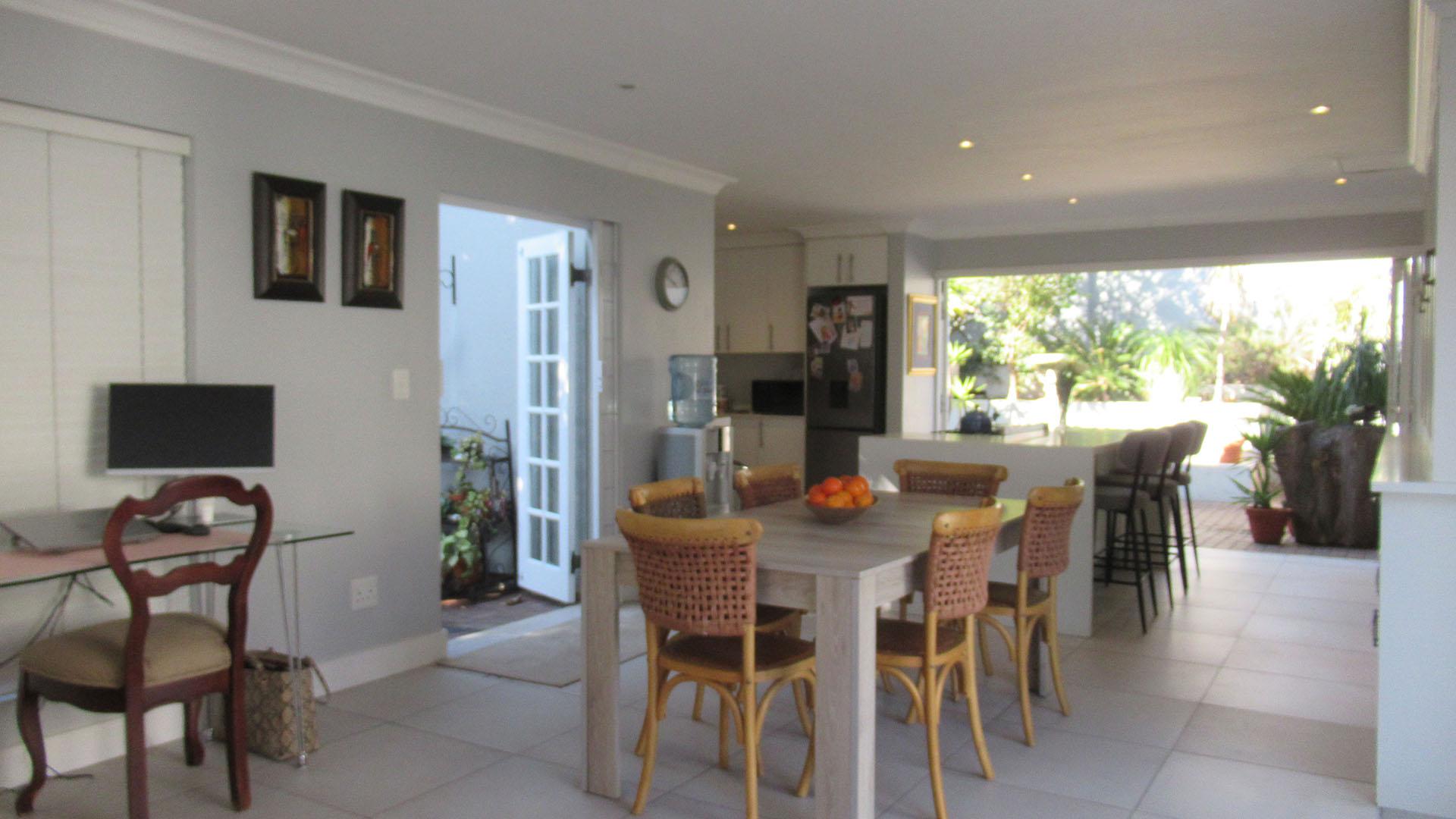 Dining Room - 11 square meters of property in Maroeladal