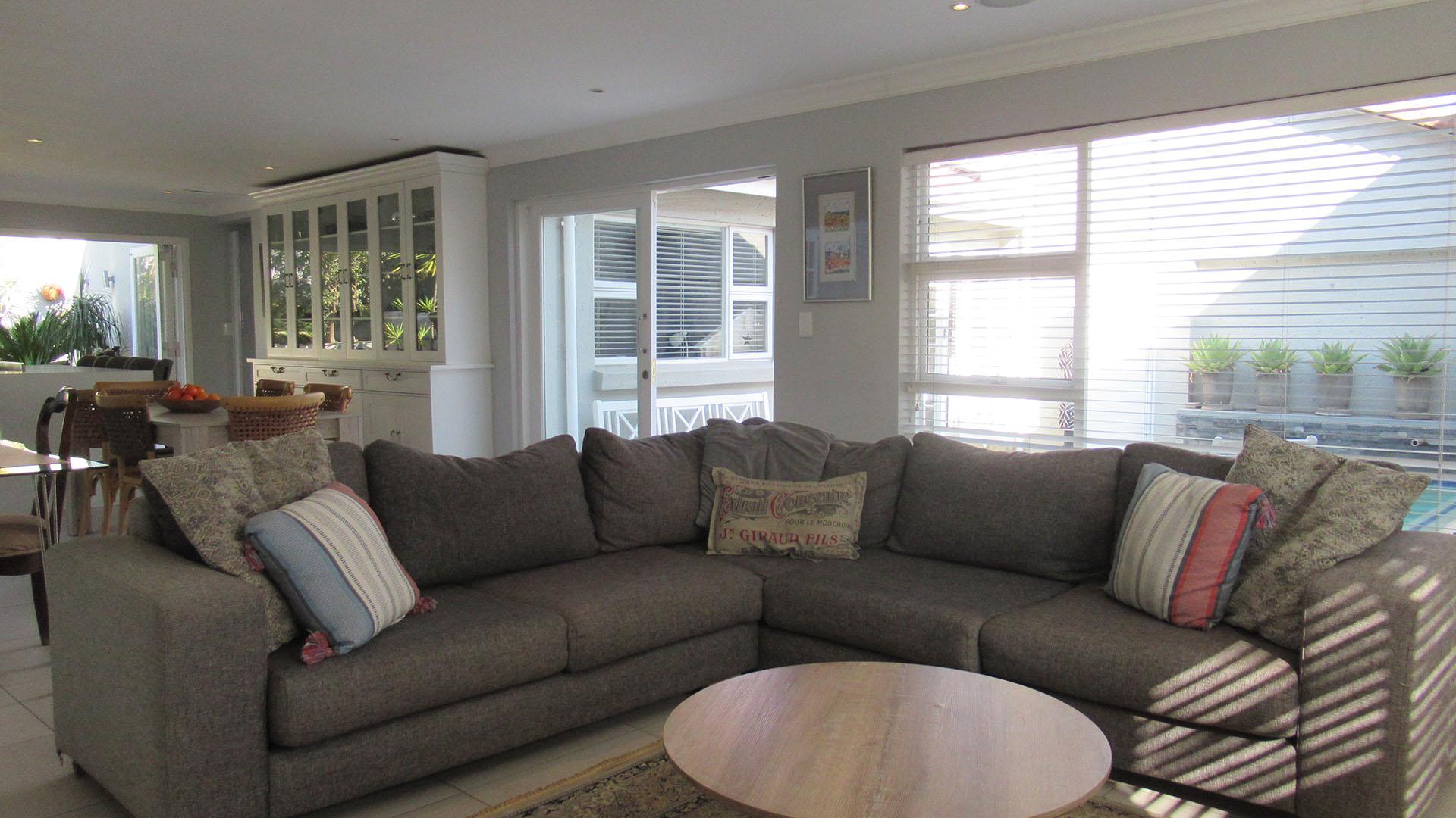 Lounges - 28 square meters of property in Maroeladal