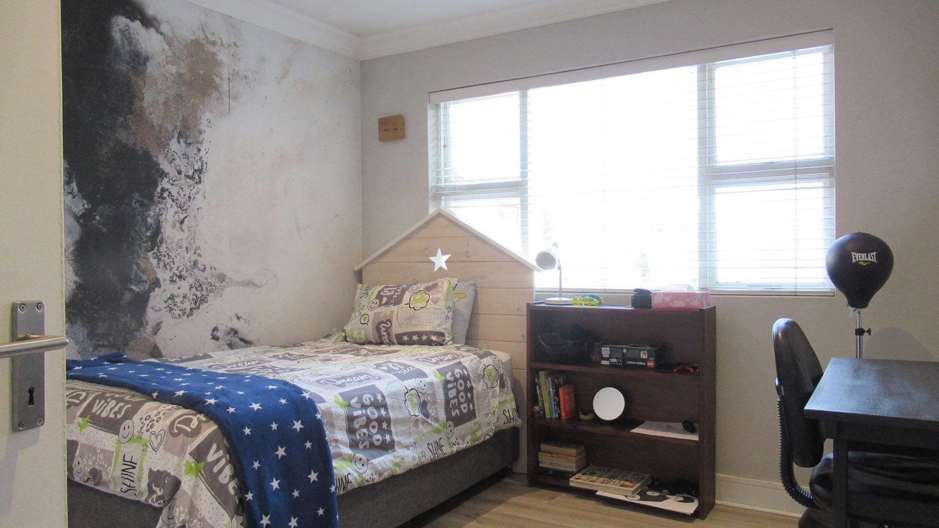 Bed Room 1 - 12 square meters of property in Maroeladal