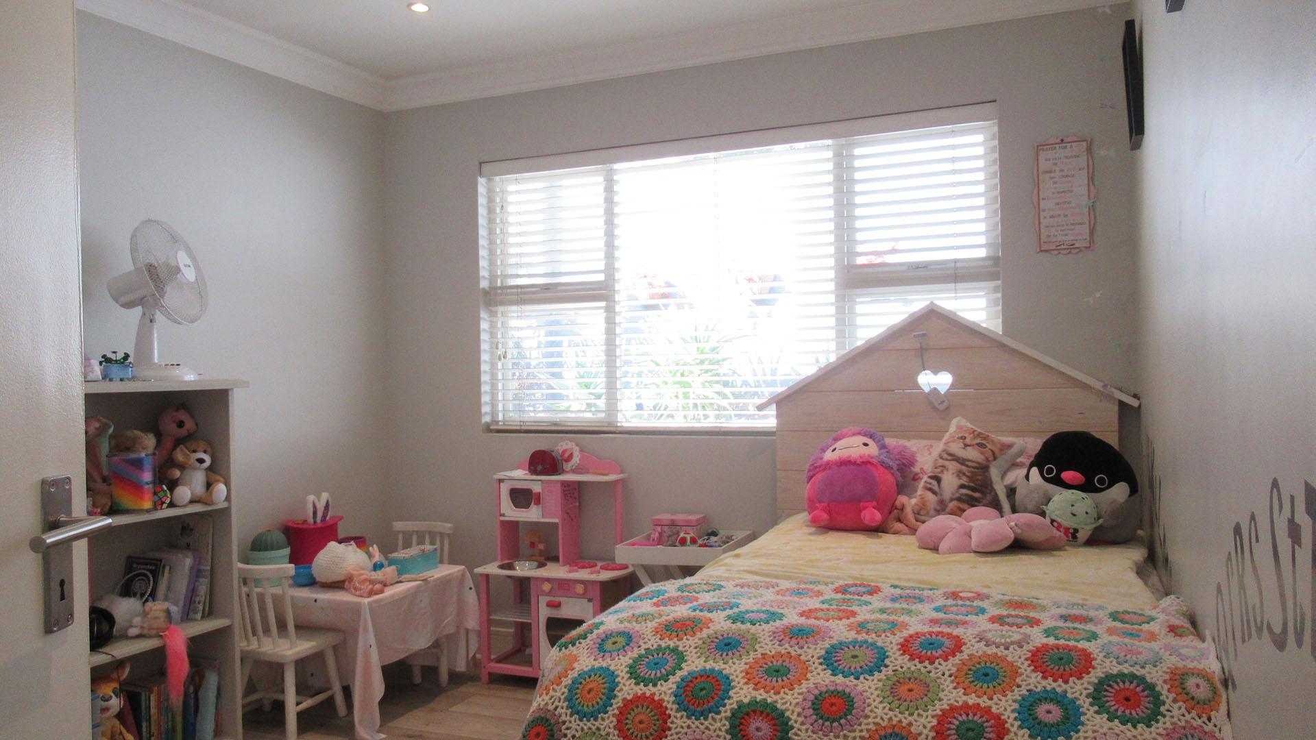 Bed Room 2 - 12 square meters of property in Maroeladal