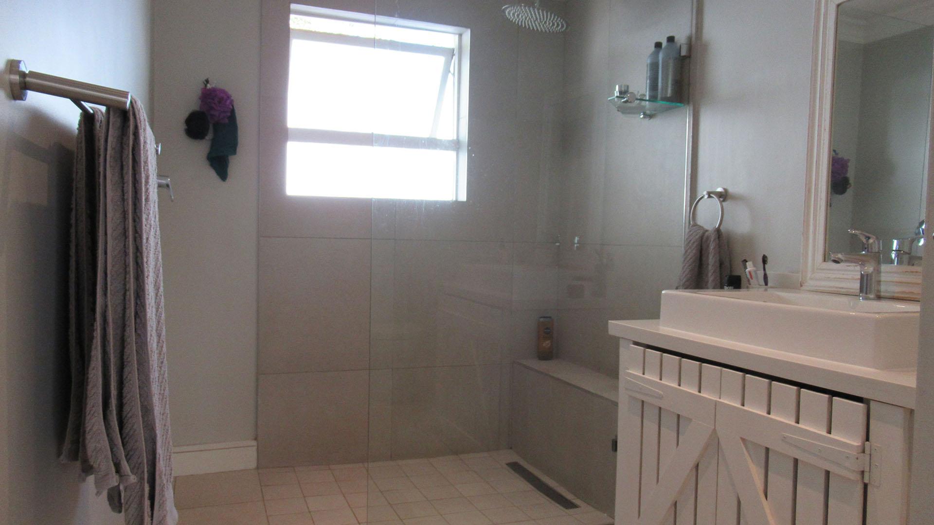 Bathroom 1 - 8 square meters of property in Maroeladal