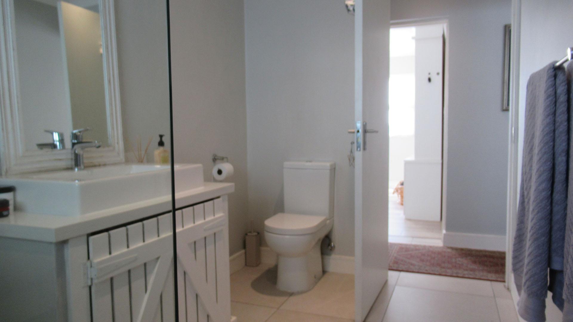 Bathroom 1 - 8 square meters of property in Maroeladal