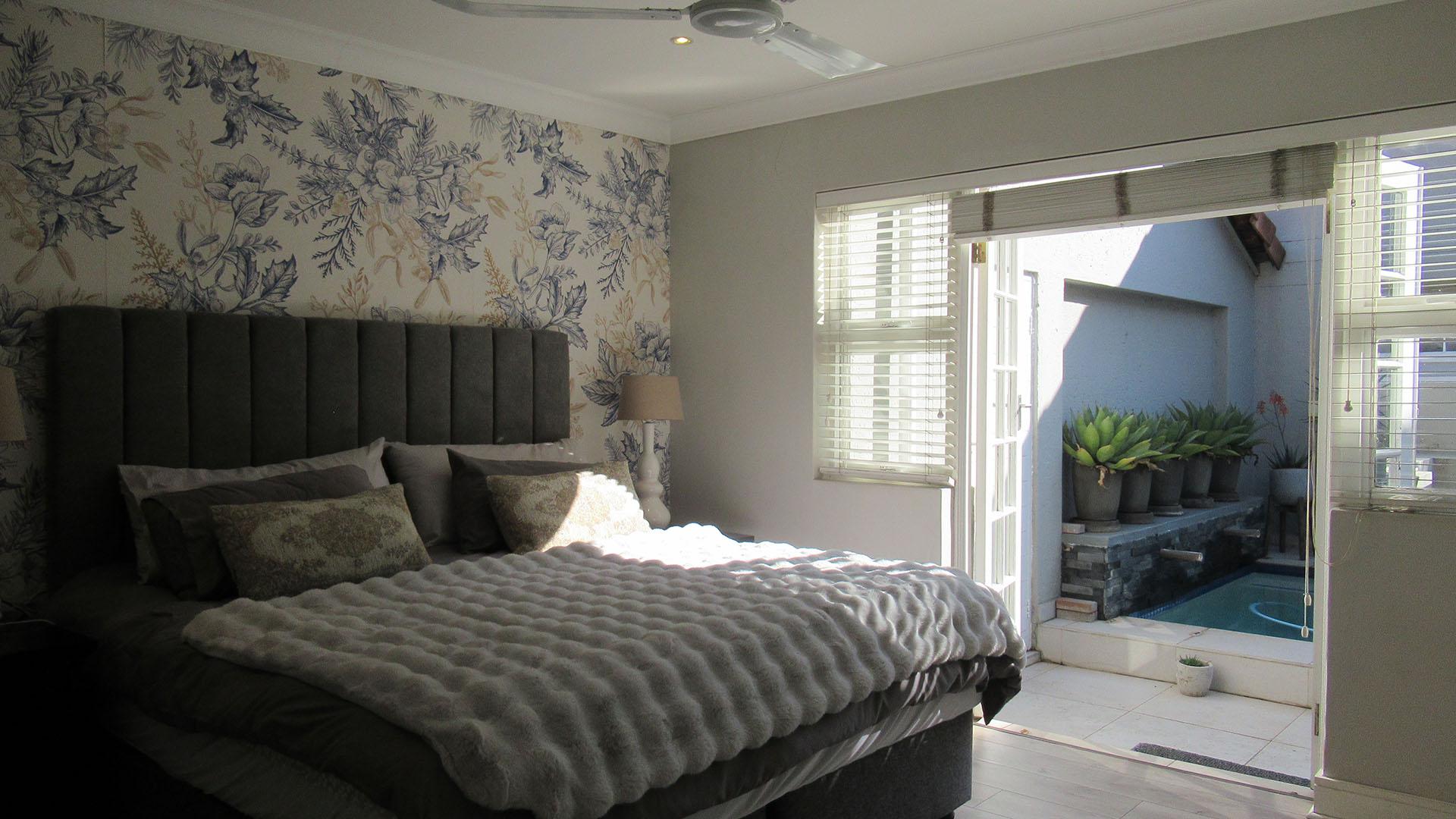 Main Bedroom - 23 square meters of property in Maroeladal