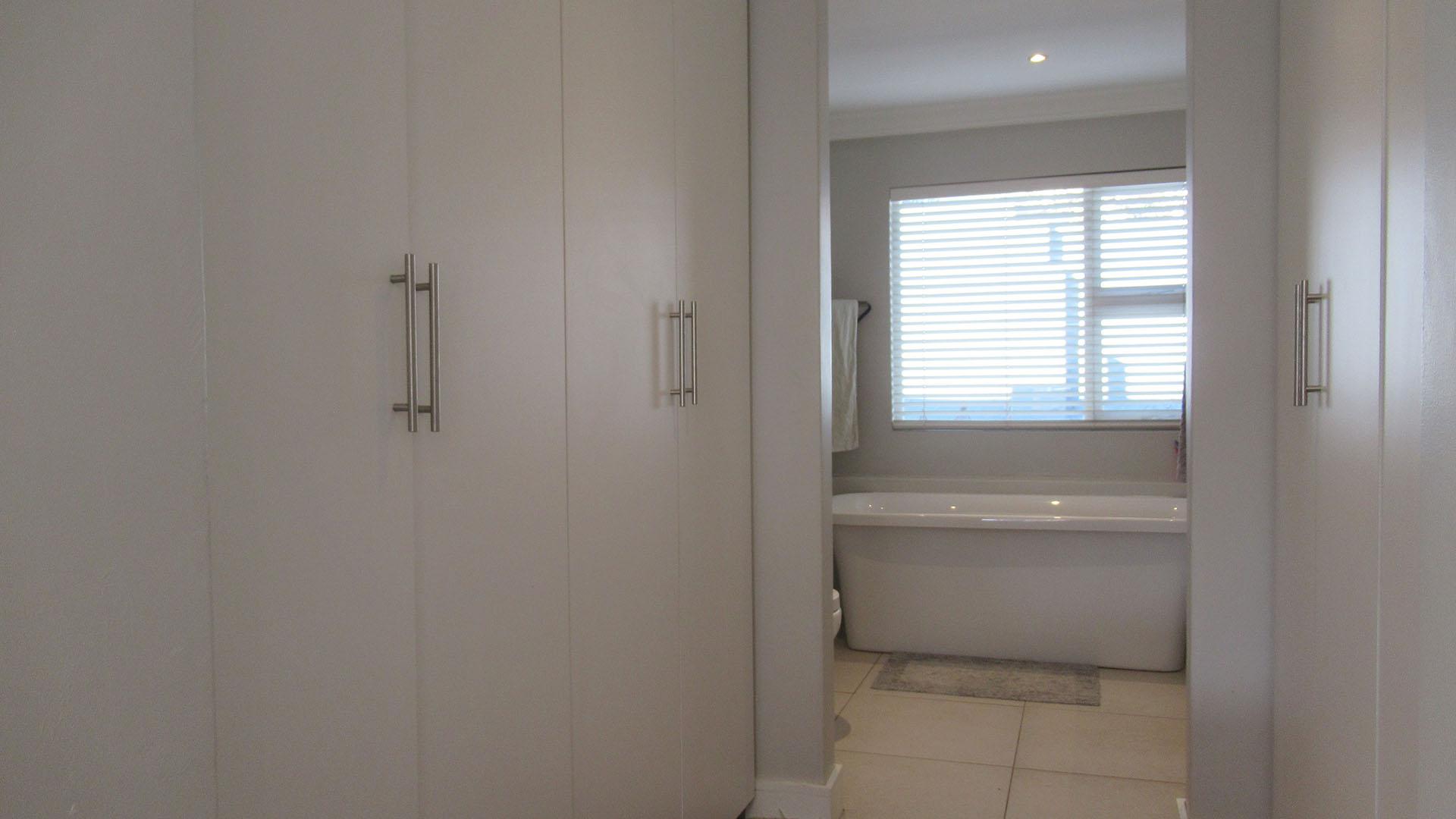 Main Bedroom - 23 square meters of property in Maroeladal