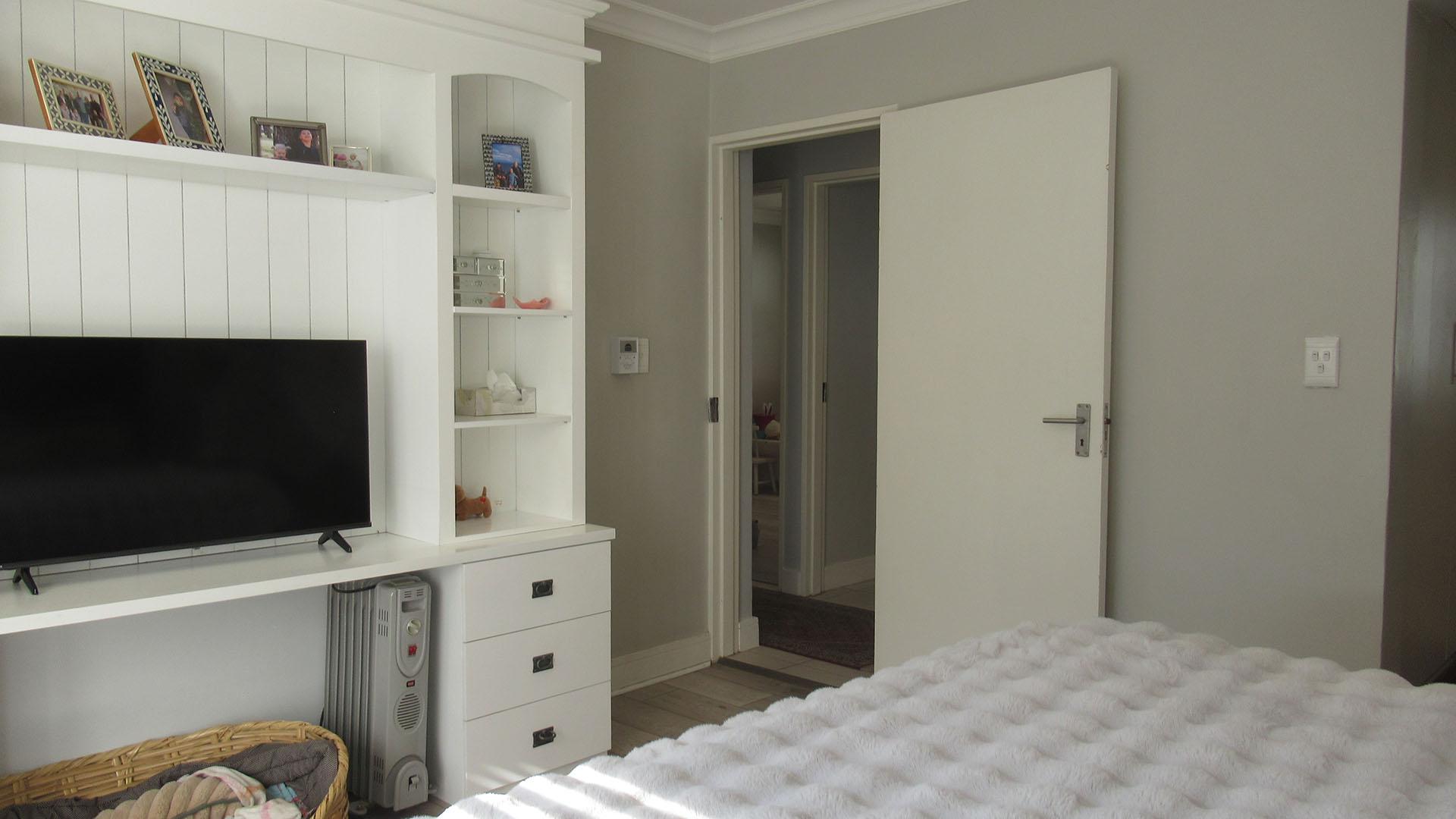 Main Bedroom - 23 square meters of property in Maroeladal