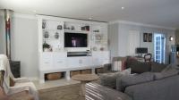 Lounges - 28 square meters of property in Maroeladal