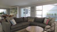 Lounges - 28 square meters of property in Maroeladal