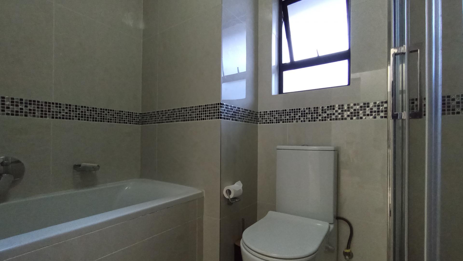 Bathroom 1 - 6 square meters of property in Noordhang